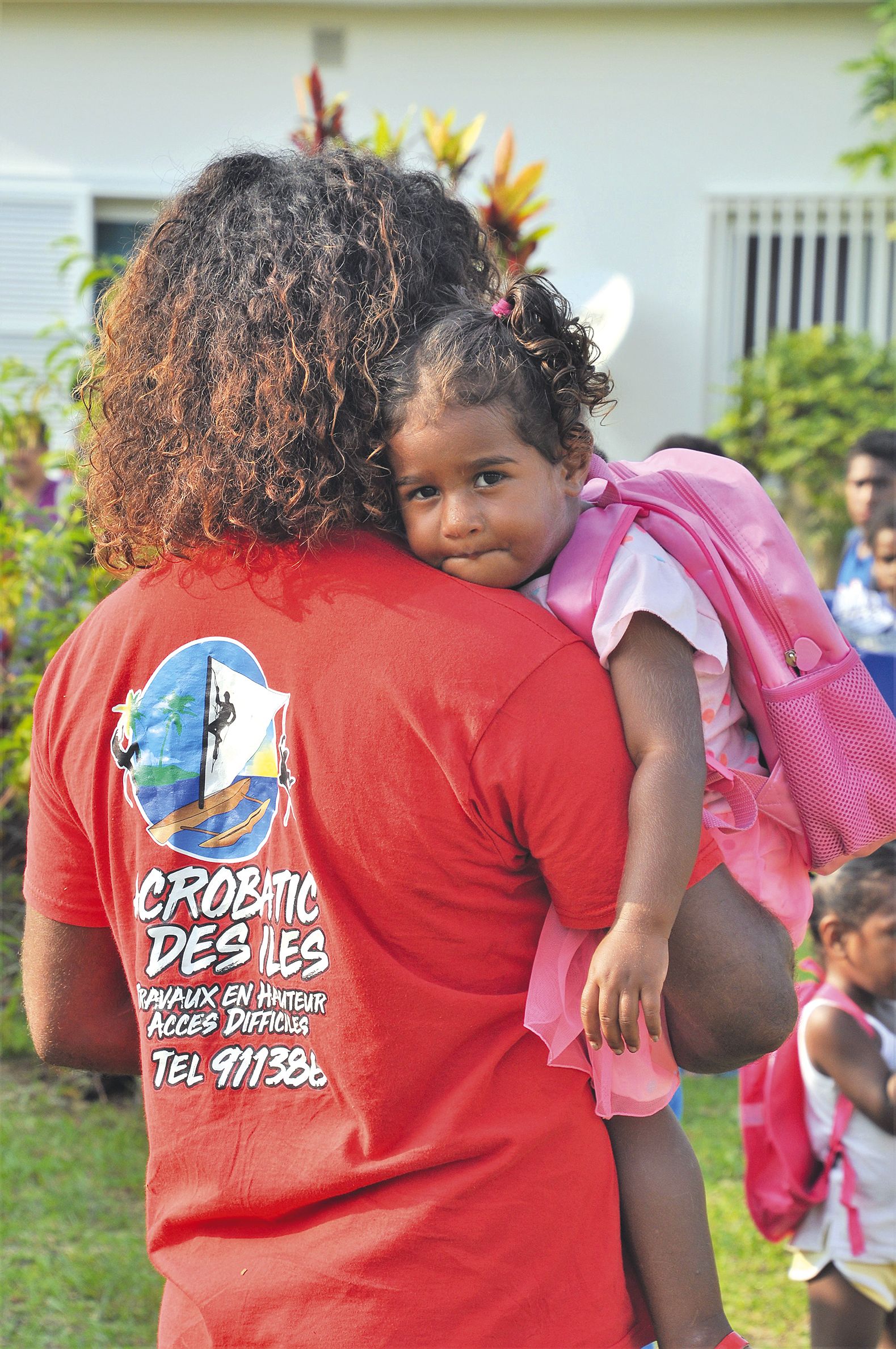 Comme beaucoup d’autres enfants de Maré, cette petite fille de Rôh fait sa toute première rentrée scolaire dans les bras protecteurs de son parent. Le début d’une longue histoire.