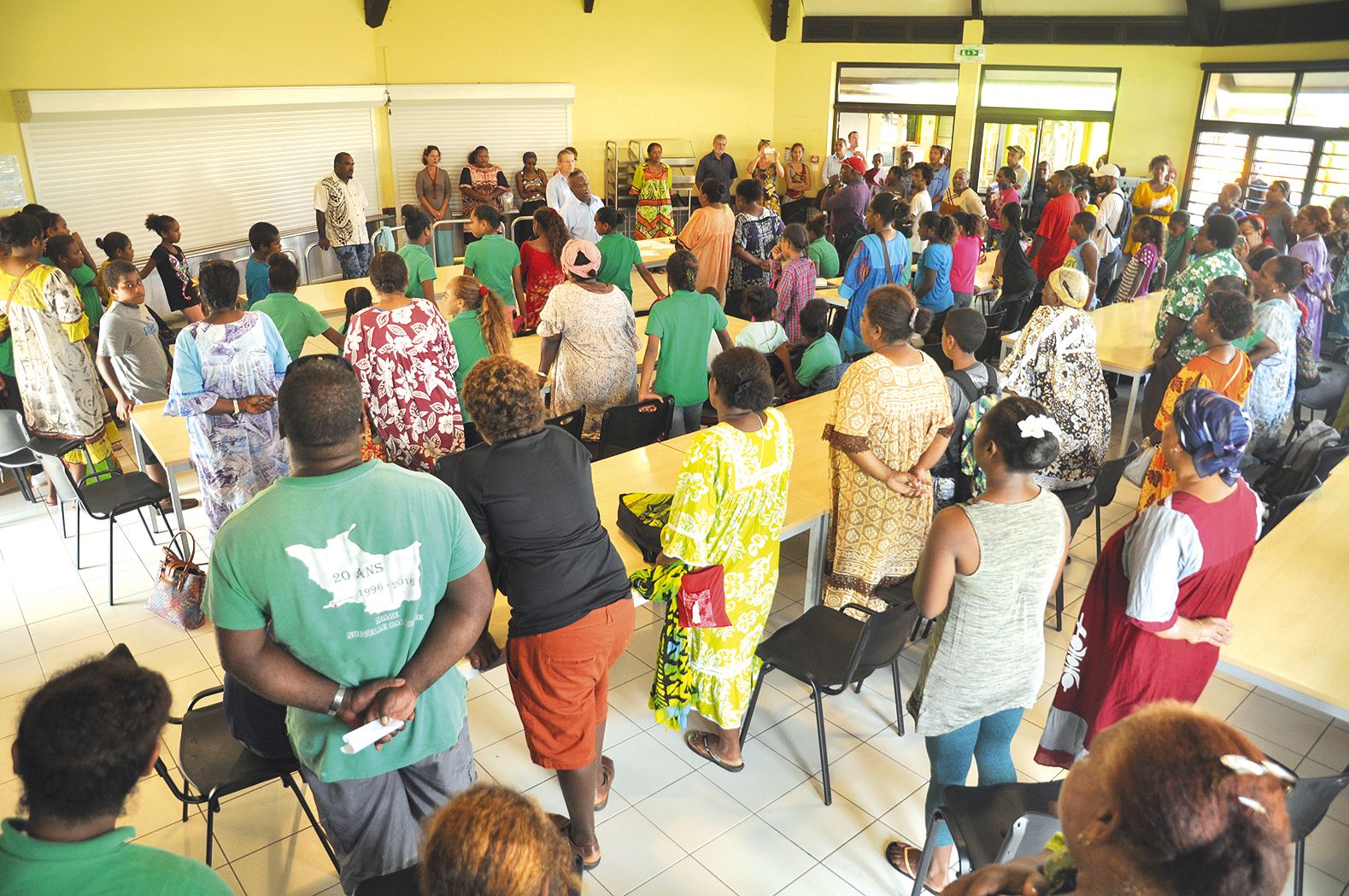 Au collège de Tadine, parents et élèves de sixième et de cinquième se sont réunis dans le réfectoire pour lancer l’année en « harmonie », comme le souhaitait le vice-recteur, avec un chant traditionnel proposé par Joseph Waheo, président des parents d’élè