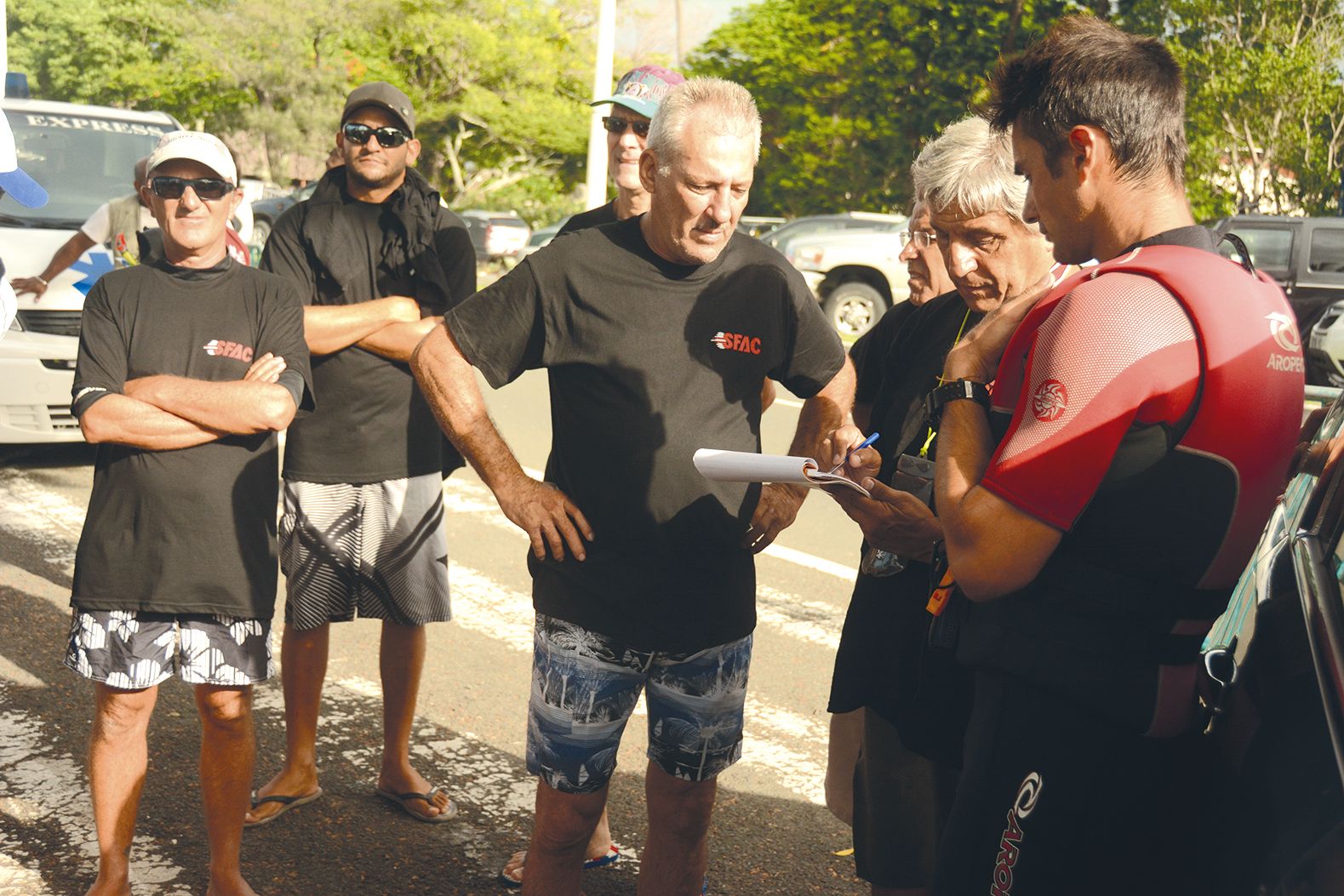 Schéma à l’appui, François Verlaguet (cahier à la main)explique le dispositif de sécurité à ses bénévoles.