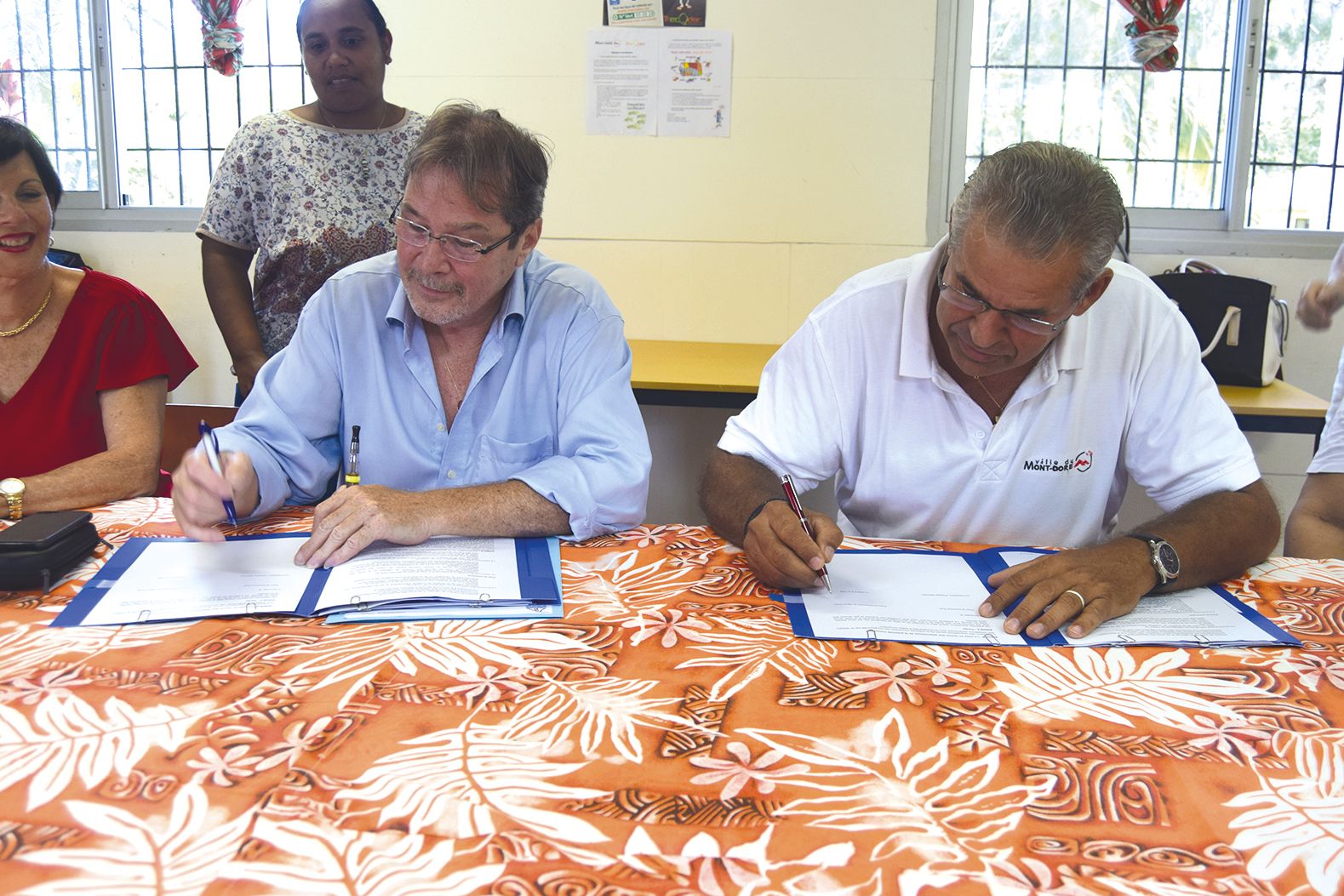 Après un petit tour des classes, Philippe Michel, président de la province Sud, et Éric Gay, maire du Mont-Dore, ont signé la convention de partenariat dans la cantine de l’école.