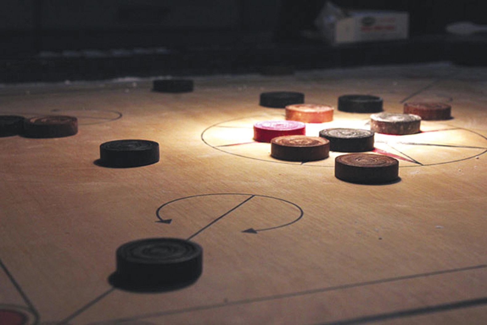 Véritables œuvres d’art,  les plateaux de carrom officiels pèsent entre 12 et 22 kg selon le type de bois utilisé et l’épaisseur de la planche.