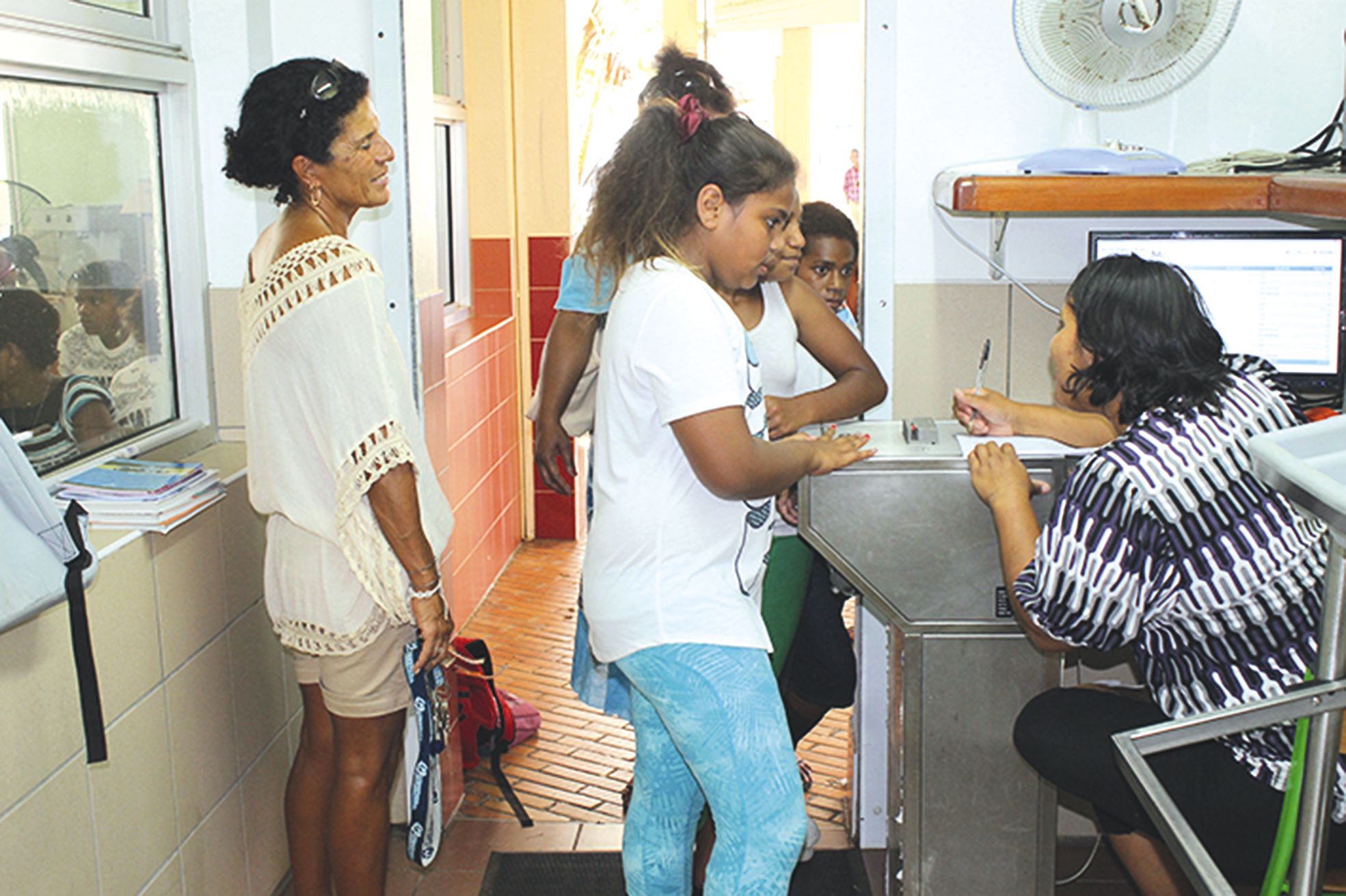 Sous l’œil vigilant de Nathalie (à gauche), adjointe d’éducation, les élèves affamés  ont reçu les consignes pour accéder au self-service le midi.