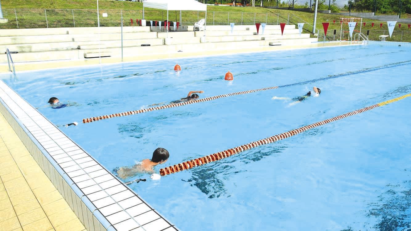 Les 8/13 ans ont participé en tandem à l’épreuve du passeport. Pour cela, chacun devait contrôler son binôme sur 150 m. Il leur était demandé de faire six longueurs sans s’arrêter, sans se tenir à la ligne d’eau ni au mur, et de faire obligatoirement deux