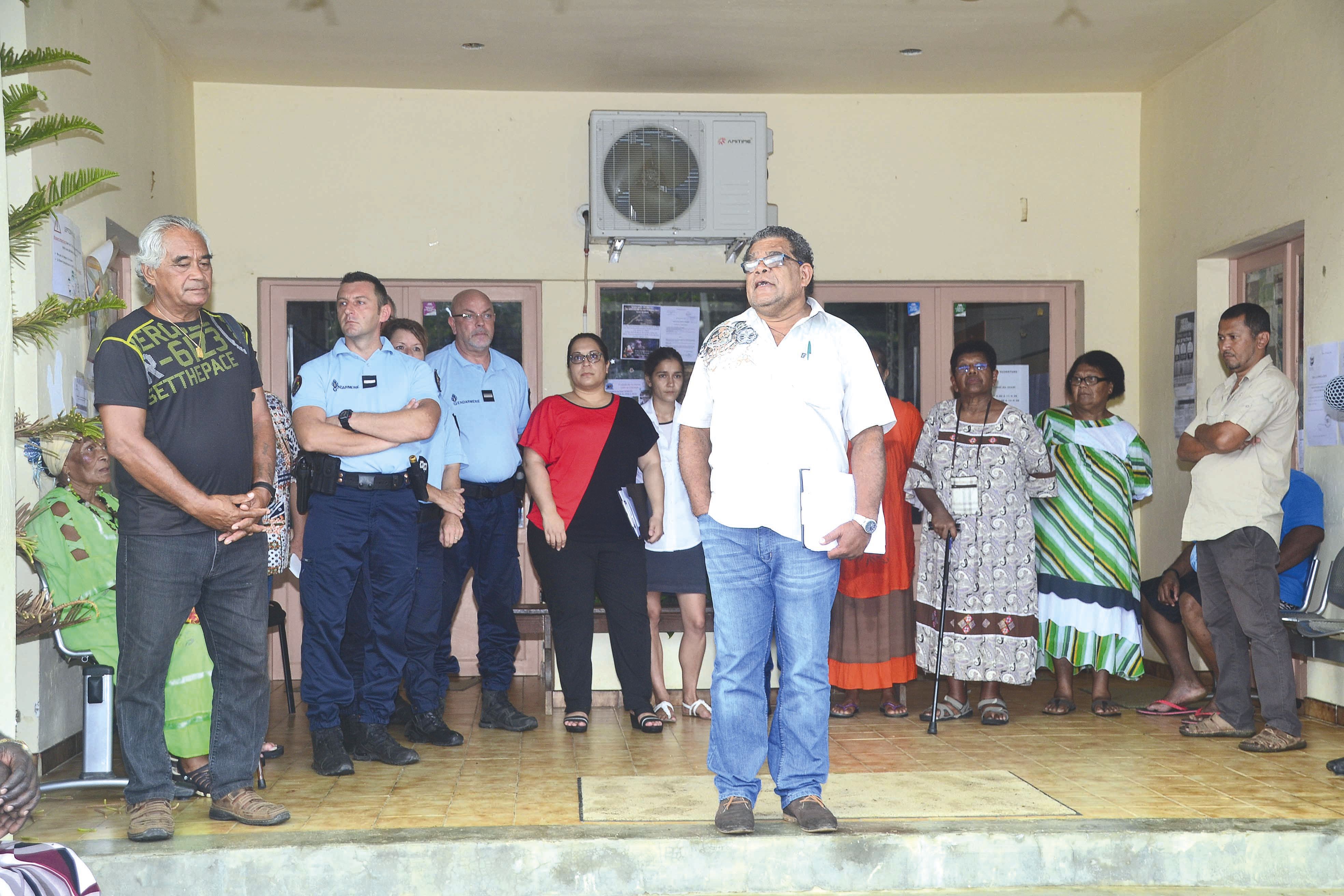 Le maire, Alphonse Poinine, a convié la population, mais aussi la  gendarmerie à cette réunion.