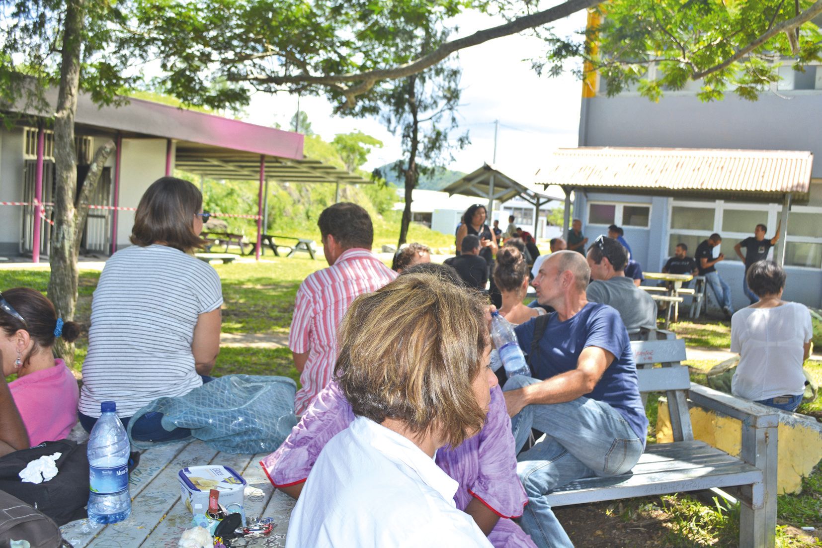 La désolation et un certain ras-le-bol pouvaient se lire sur le visage des enseignants. L’établissement a été victime de quatre incendies au cours des cinq dernières années. « On est découragé », dit Marjolaine Hudiart.