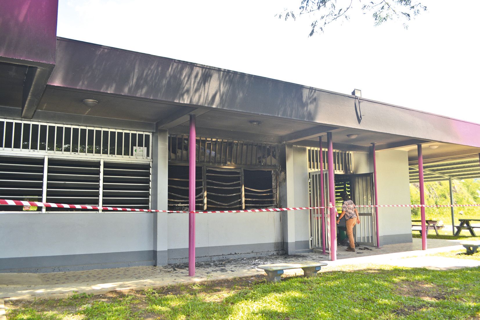 En plus du bâtiment « 3C », celui de la vie scolaire est parti en fumée. Il abritait les tenues réglementaires ainsi que les dossiers des étudiants. Rien n’a résisté aux flammes. Un désastre pour les équipes éducatives.