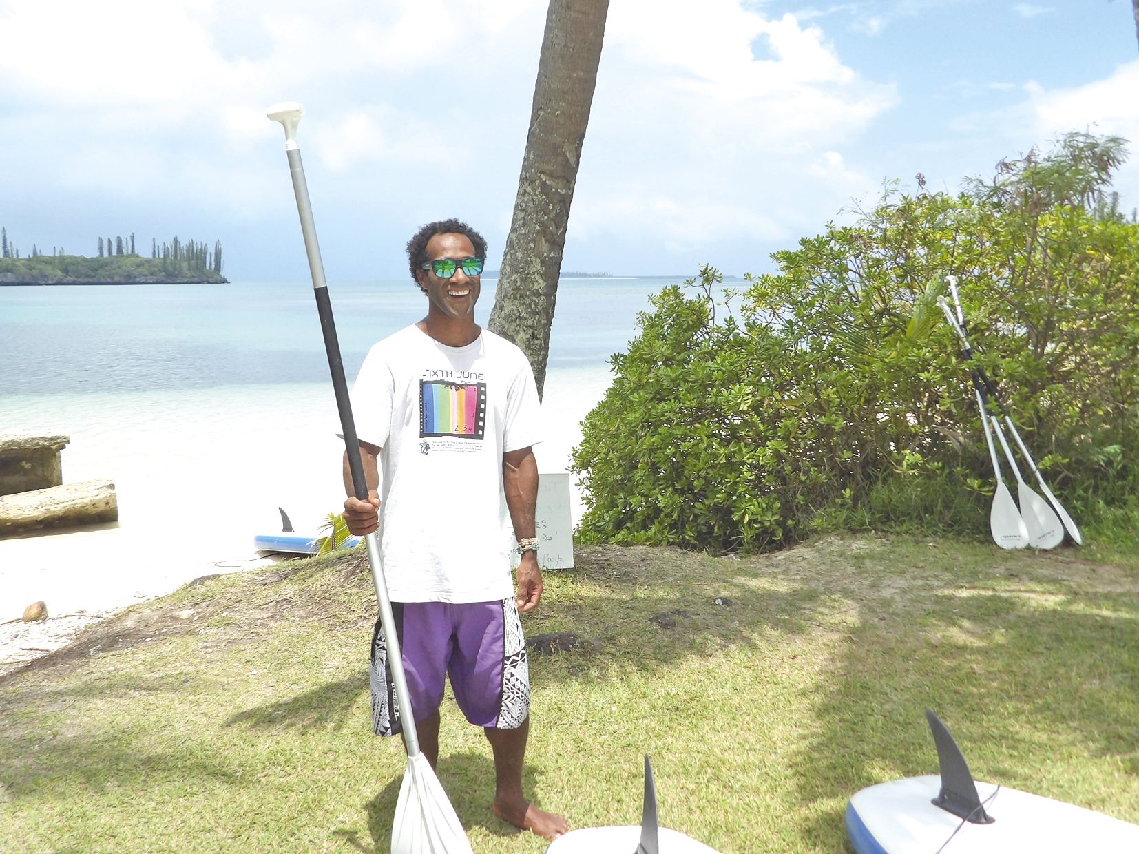 Antoine Lémé, de la tribu de Wapan, partage sa passion pour la glisse avec les enfants de son île.