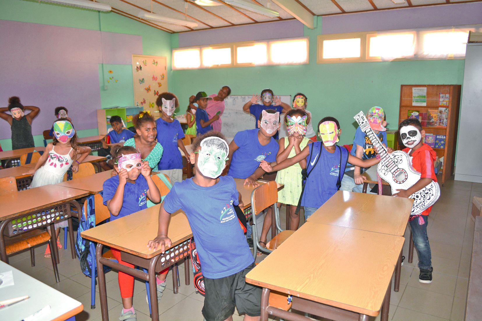 Ce nouveau cru n’a pas été organisé autour d’un thème particulier. Dans cette classe,  les écoliers ont réalisé eux-mêmes leur masque en s’inspirant de films récents.