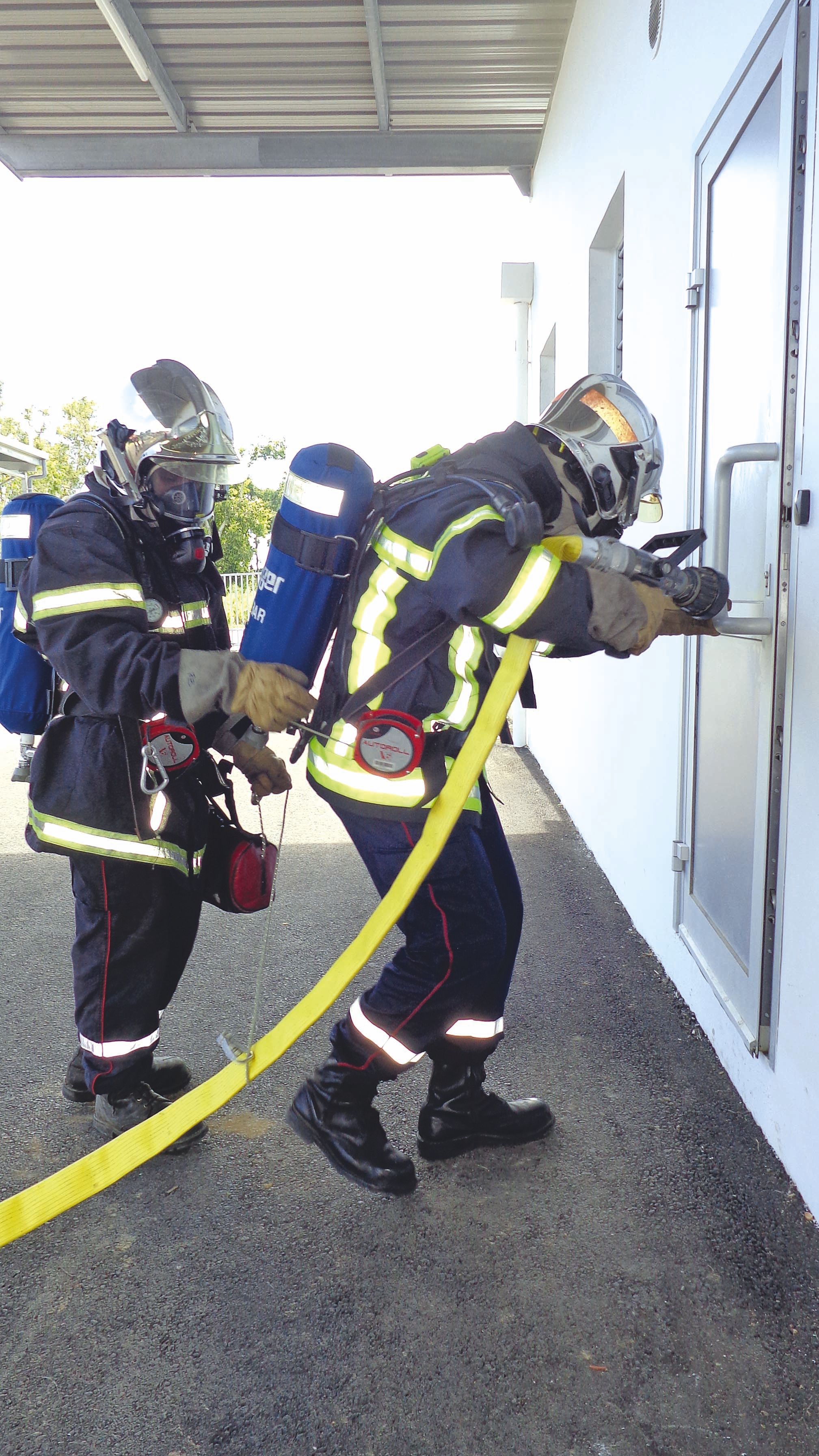 Le binôme de reconnaissance était équipé de masques à oxygène pour pénétrer dans l’agence à l’endroit où le feu semble s’être déclaré. Les pompiers vont ensuite partir à la recherche de la personne manquante.