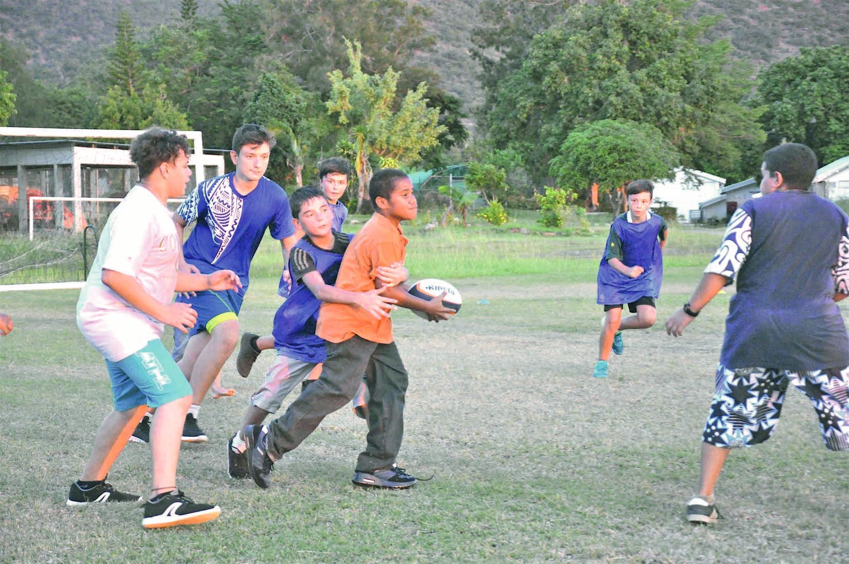 Les jeunes, à l’occasion d’un match où se sont joints des parents, ont essayé de mettre en pratique les différentes techniques apprises lors de la séance d’entraînement.