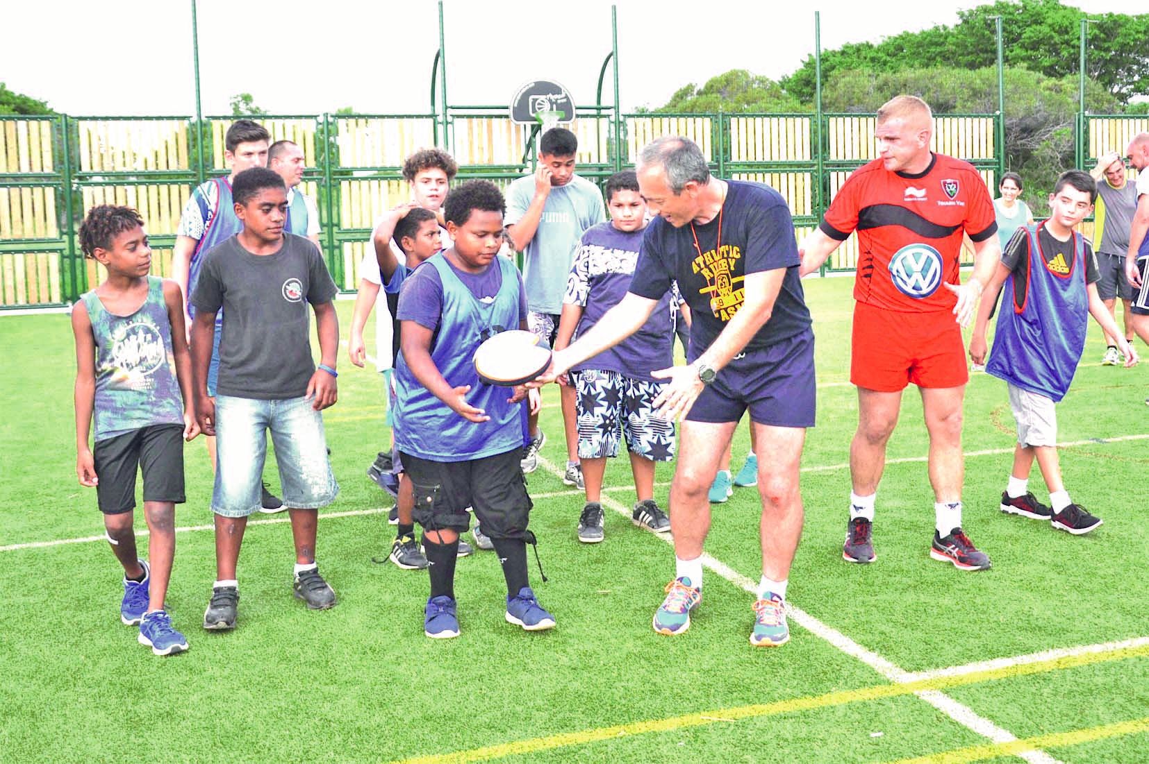 Eric Huss souhaite que cette école de rugby perdure et donne des envies aux enfants et ados de continuer. Il désire aussi inculquer les valeurs du rugby : engagement, esprit d’équipe, courage et excellence. Ici, un des formateurs a appris aux jeunes la pa