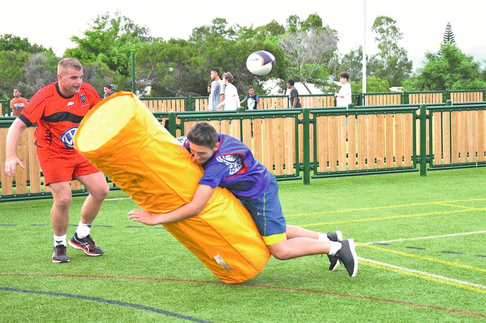Lors de cette séance ludique d’entraînement, les participants se sont livrés à des exercices de plaquage avec récupération du ballon qui est passé à un relayeur qui doit à son tour passer le ballon à un coéquipier pour aller à l’essai.