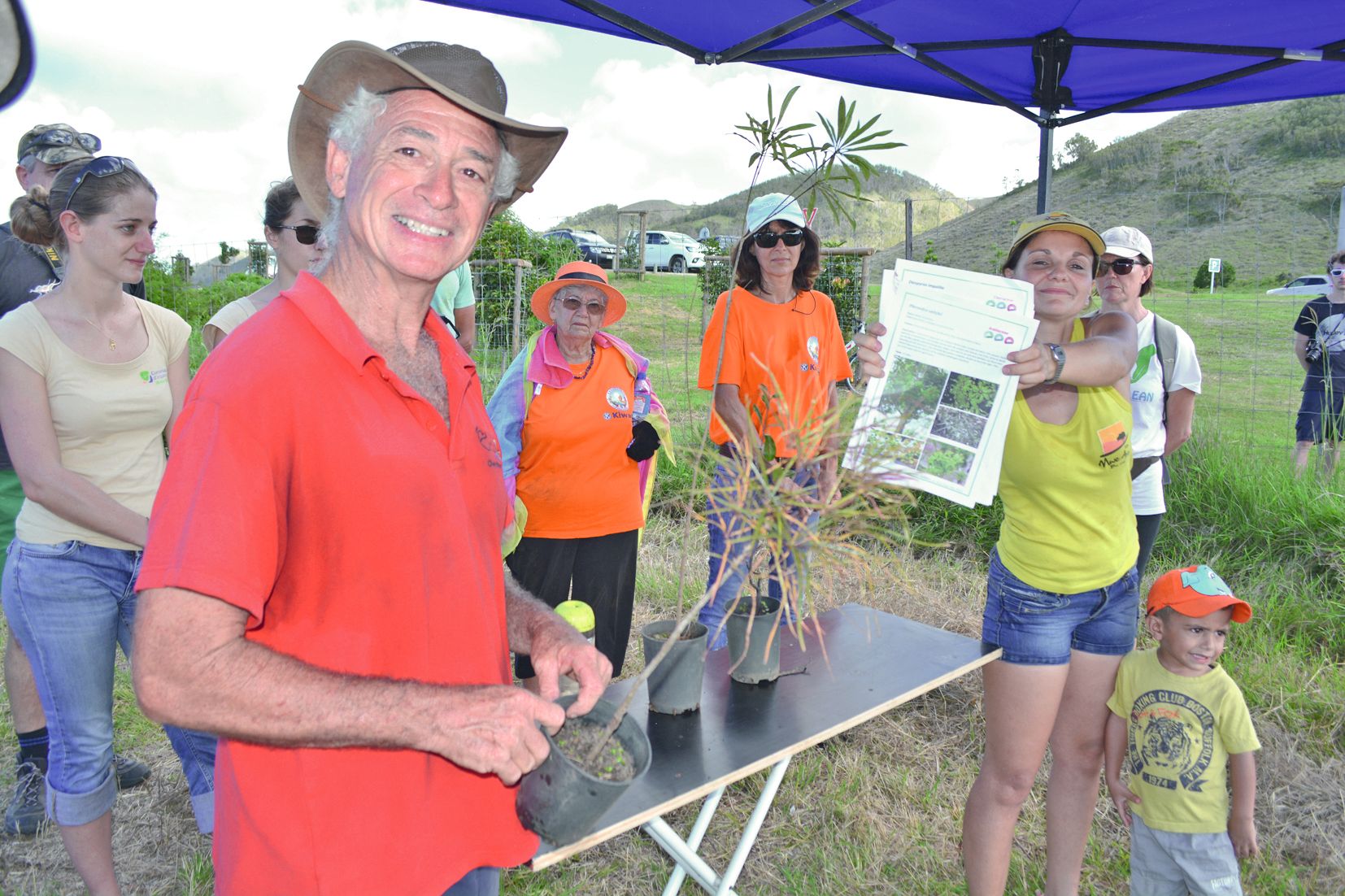 Audrey Letocart, (en jaune) ingénieur responsable du développement et de la préservation du domaine de Déva a commandé les mille arbres de forêt sèche à mettre en terre à Jean Jacques Villegente, (en rouge) d’Eriaxis, spécialisé dans les plantes endémique