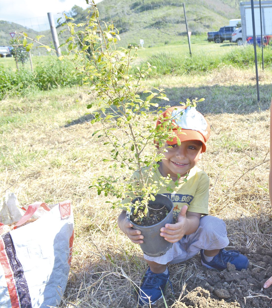 Beaucoup d’enfants ont été associés à cette plantation d’arbres participative et citoyenne réalisée sur un hectare de savane dégradée sur le sentier des Géants et plus précisément sur le champ Barbier. Tout comme leurs parents, ils ont été heureux d’appor