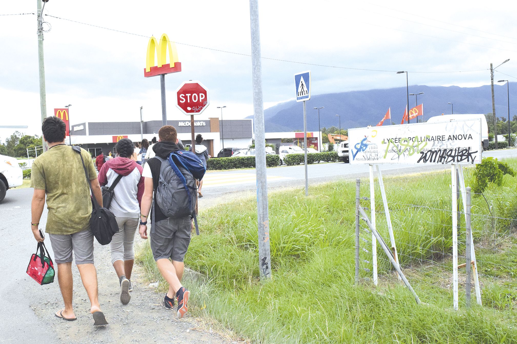La marque de fast-food américaine, plutôt bien implantée en face de plusieurs établissements scolaires, a fait le plein hier midi grâce à la fermeture de la cantine.