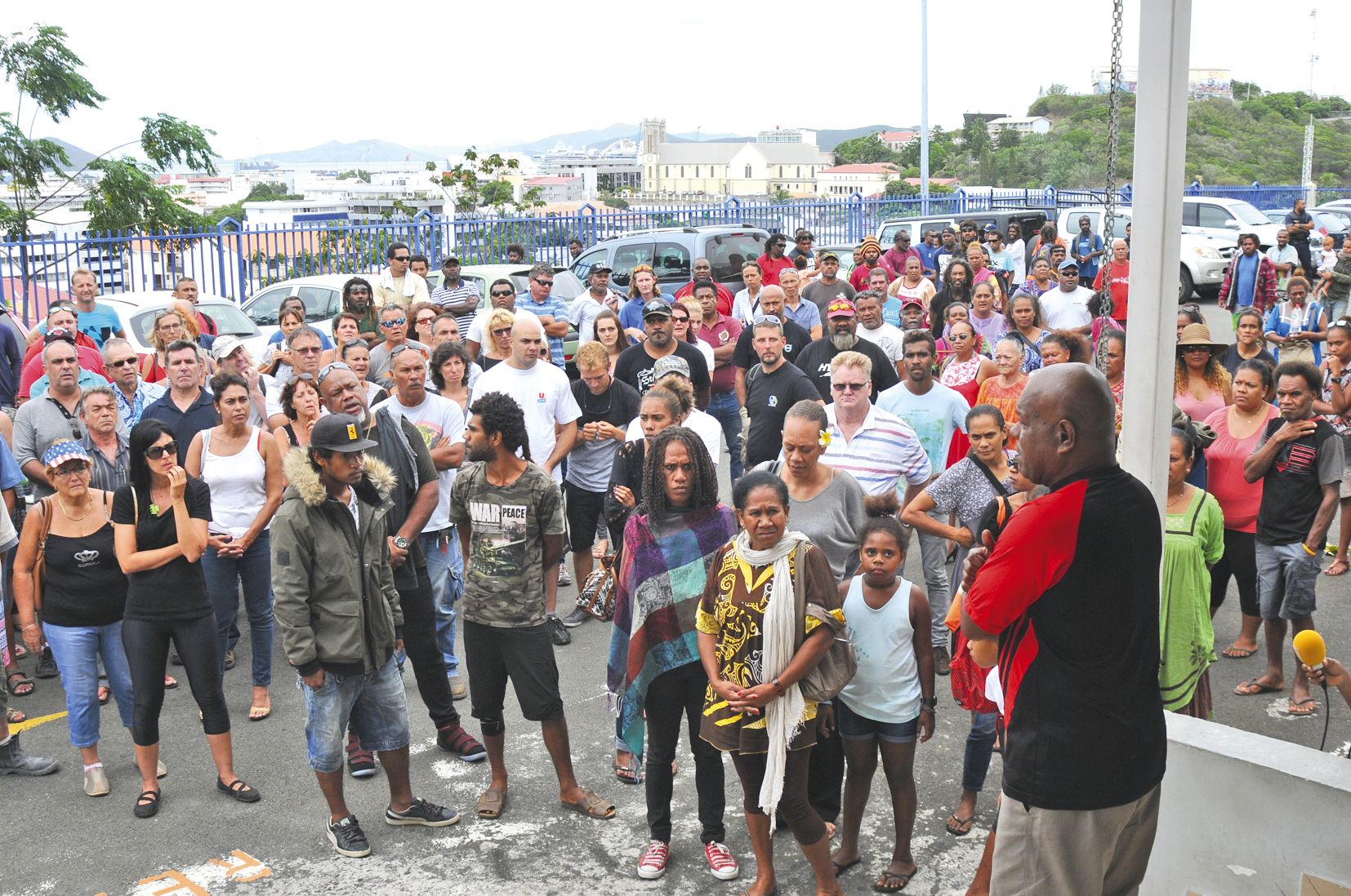 Plus d’une centaine de personnes ont tenu à se rendre au palais de justice en solidarité avec cet habitant de Canala. 