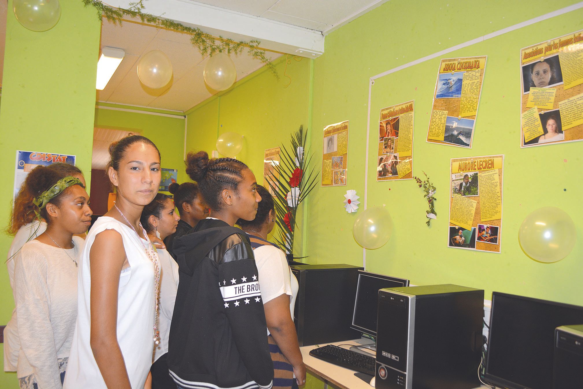 Tout au long de la journée, classe par classe, les élèves ont pu découvrir au CDI une exposition.