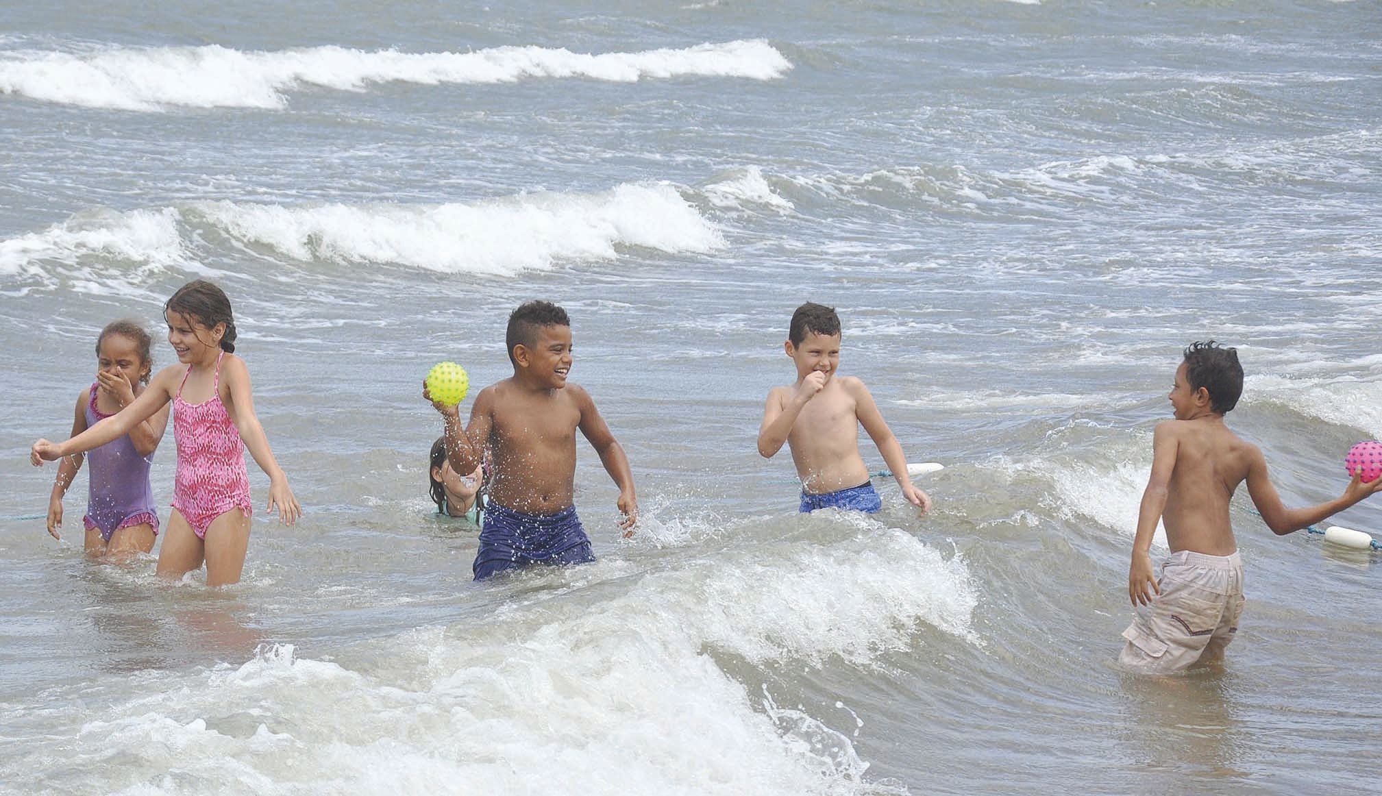 En raison d’un vent très soutenu, le match de water-polo, prévu initialement, a été annulé et remplacé par une séance baignade où les enfants se sont éclatés dans les vagues.