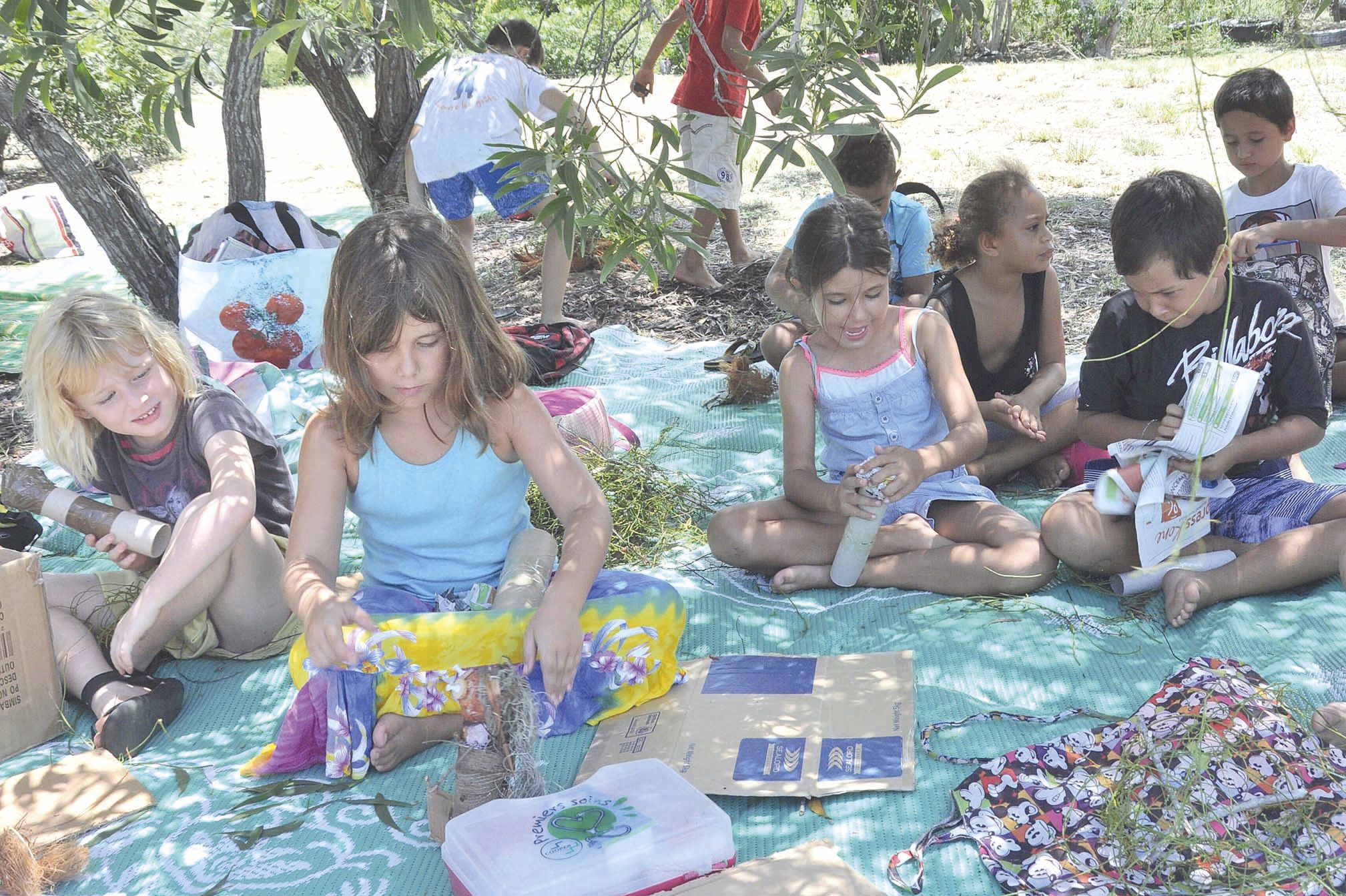 Fabienne, l’animatrice du groupe des moyens, a proposé la confection d’un bonhomme à partir de rouleaux de papier hygiénique, de papier journal, de scotch et de lianes.