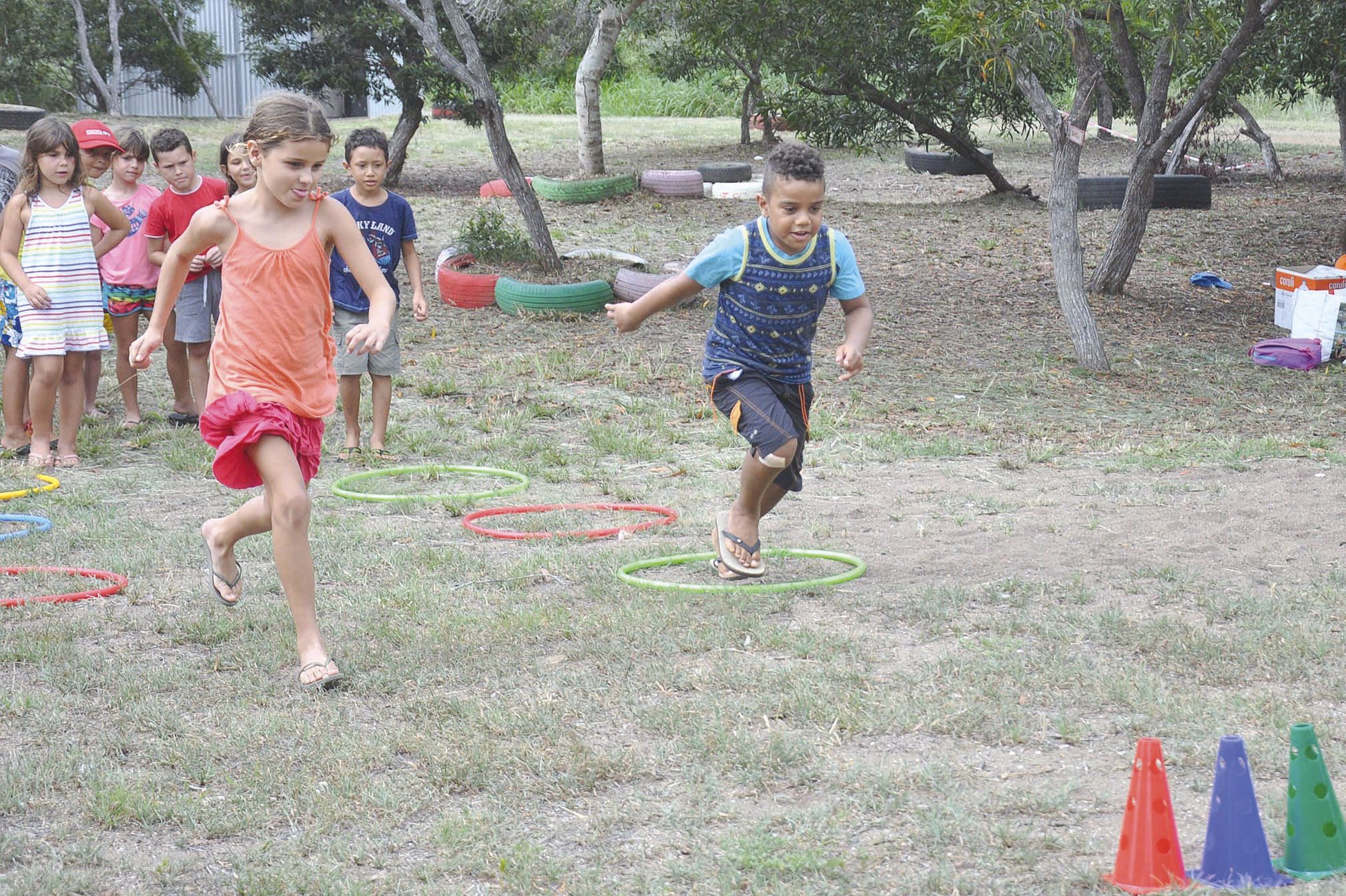 L’animatrice a mis en place une course relais aux enfants répartis en deux équipes.