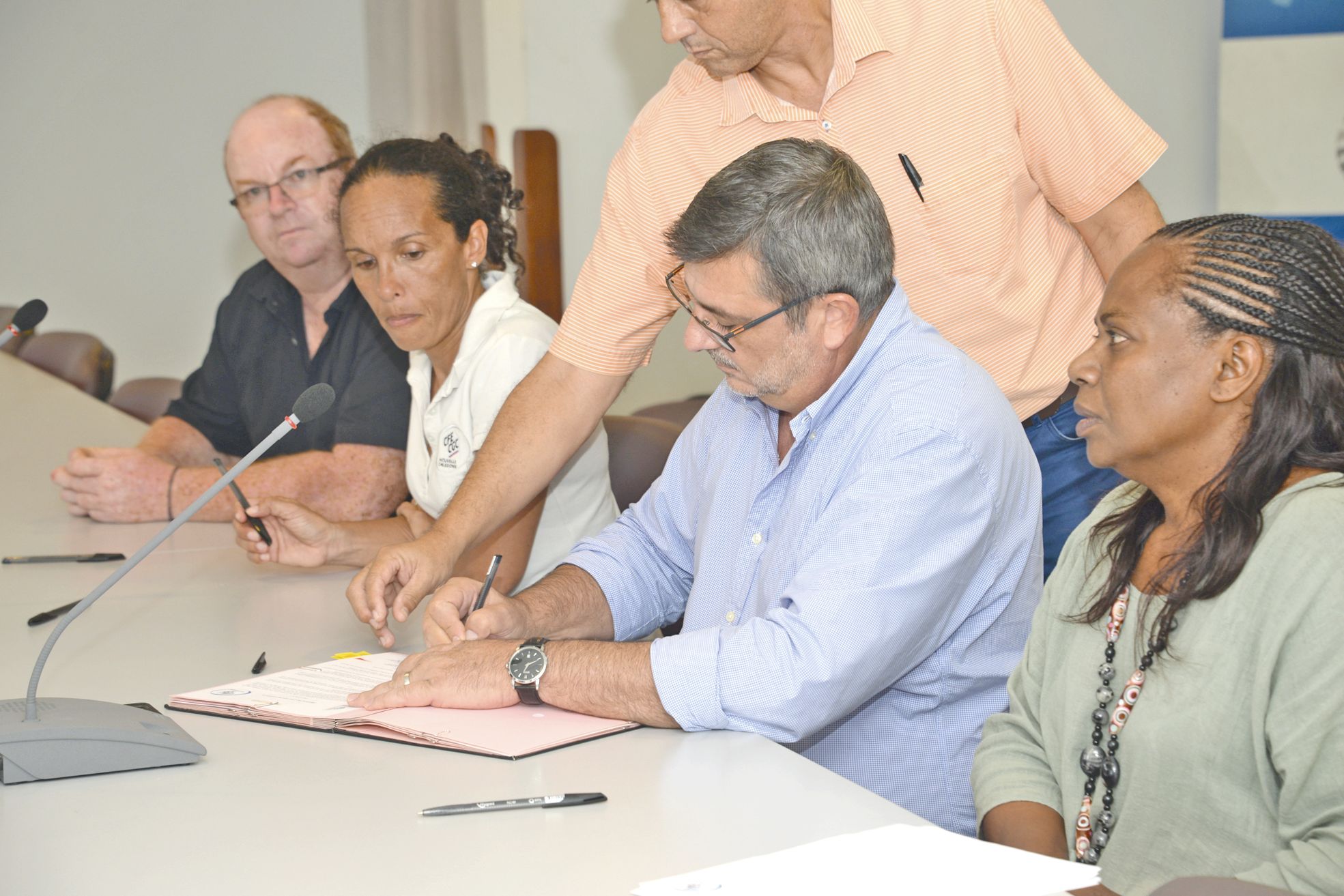 Christophe Coulson et Fabienne Kadooka (à gauche) pour l’UT CFE-CGC,  Philippe Germain et Hélène Iekawé pour le gouvernement, ont signé l’accord.