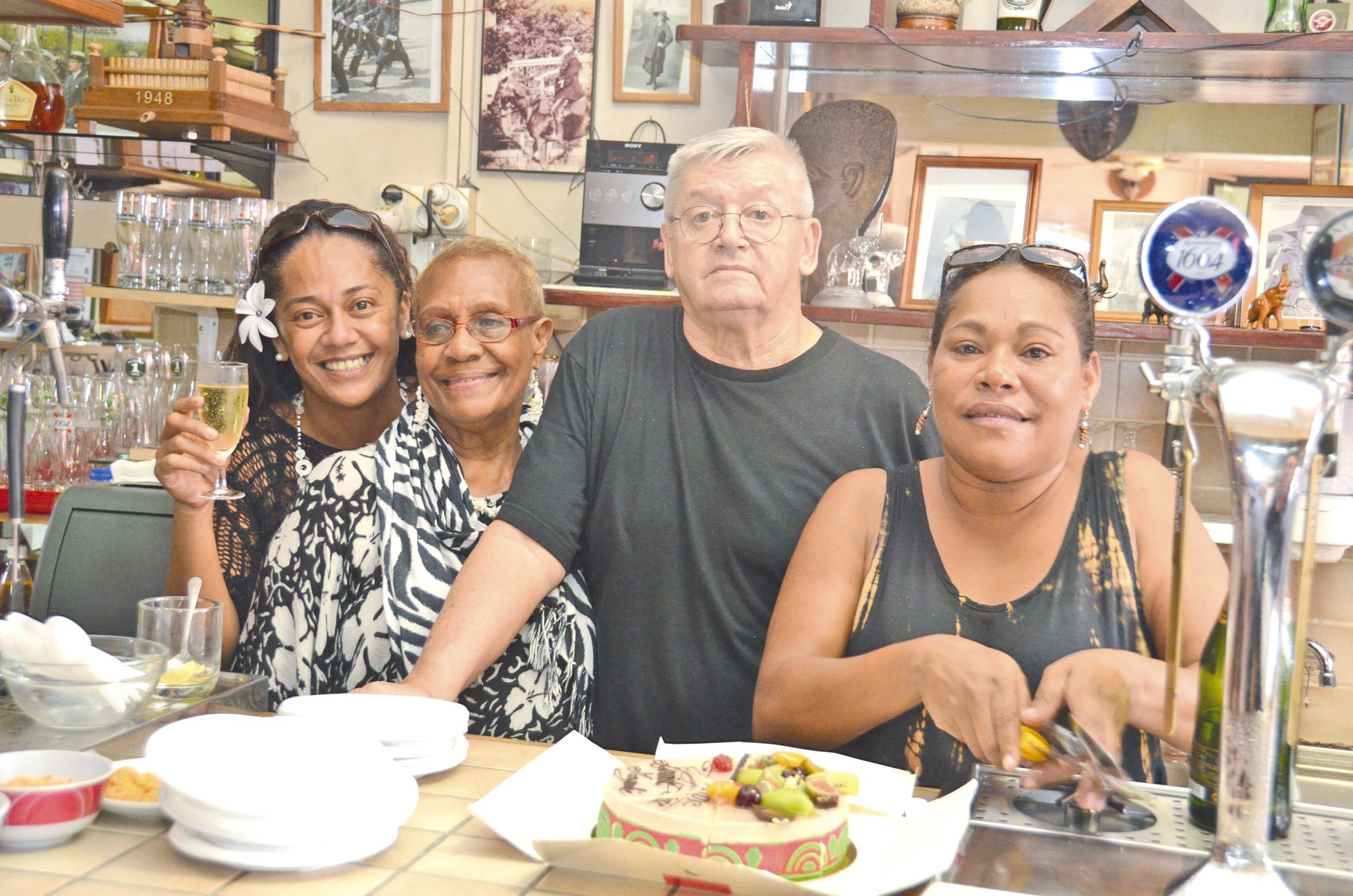 Valentine et Jean-Marc Holle ont géré les lieux durant 20 ans, assistés par plusieurs serveuses successives.