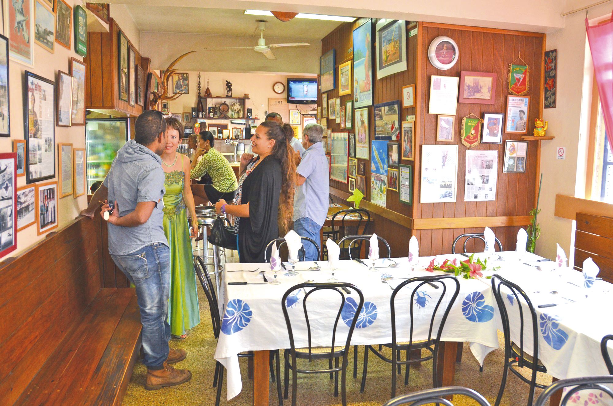 Habitants du quartier, habitués, militaires, politiques, syndicalistes et associatifs ont côtoyé les lieux.