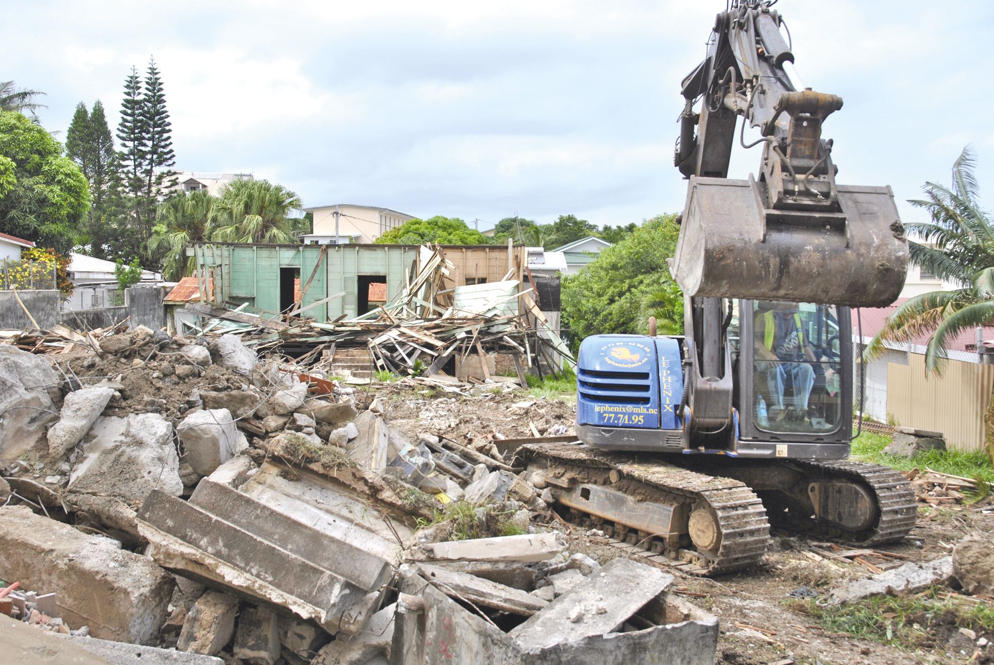Insalubres et fragilisées, les deux maisons en bois  derrière l’immeuble sont en cours de destruction.