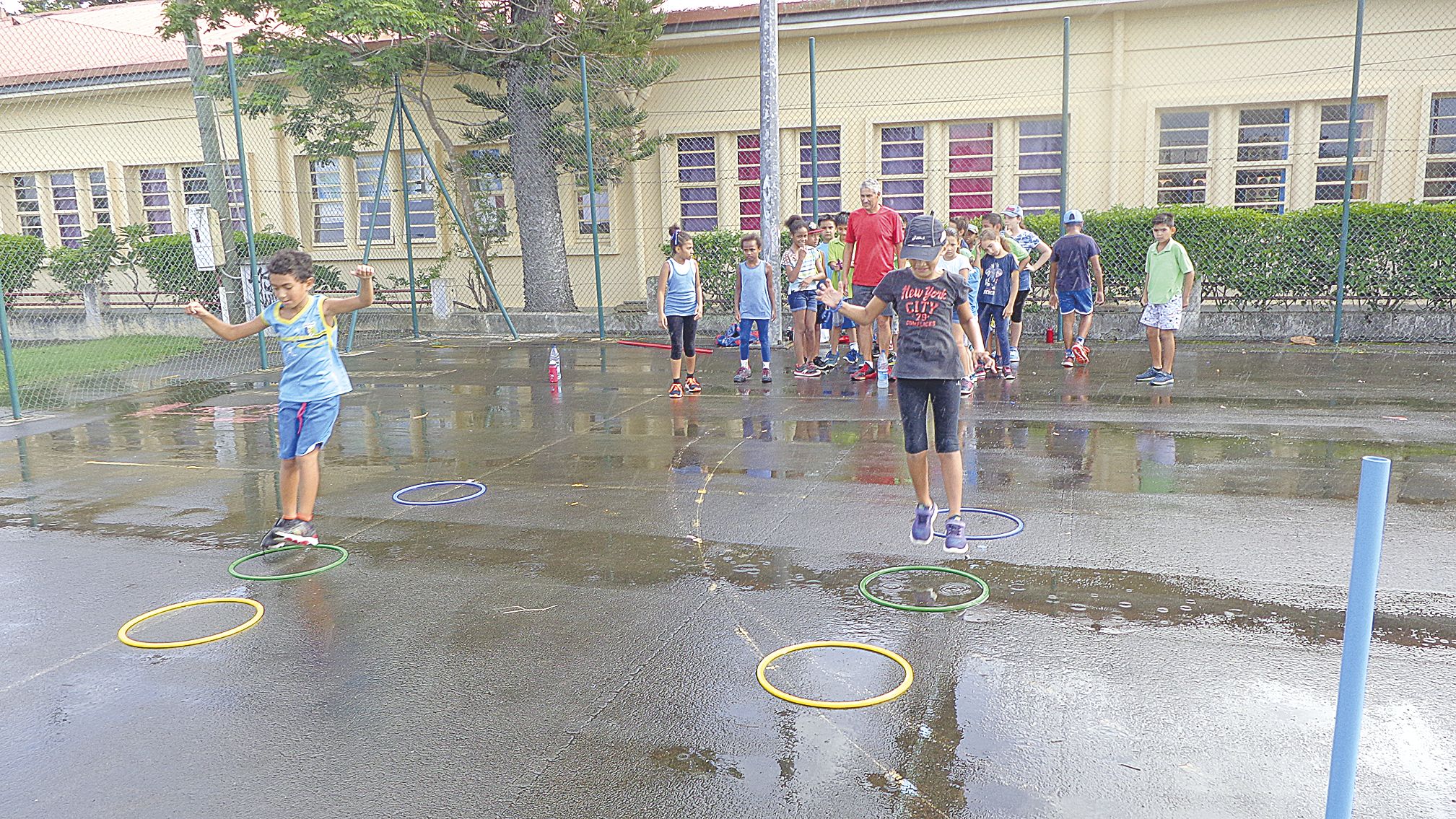 La vitesse et l’adresse sont importantes pour réaliser ce parcours d’obstacles,  sous la surveillance d’Alexandre Dabin, le directeur de l’école.