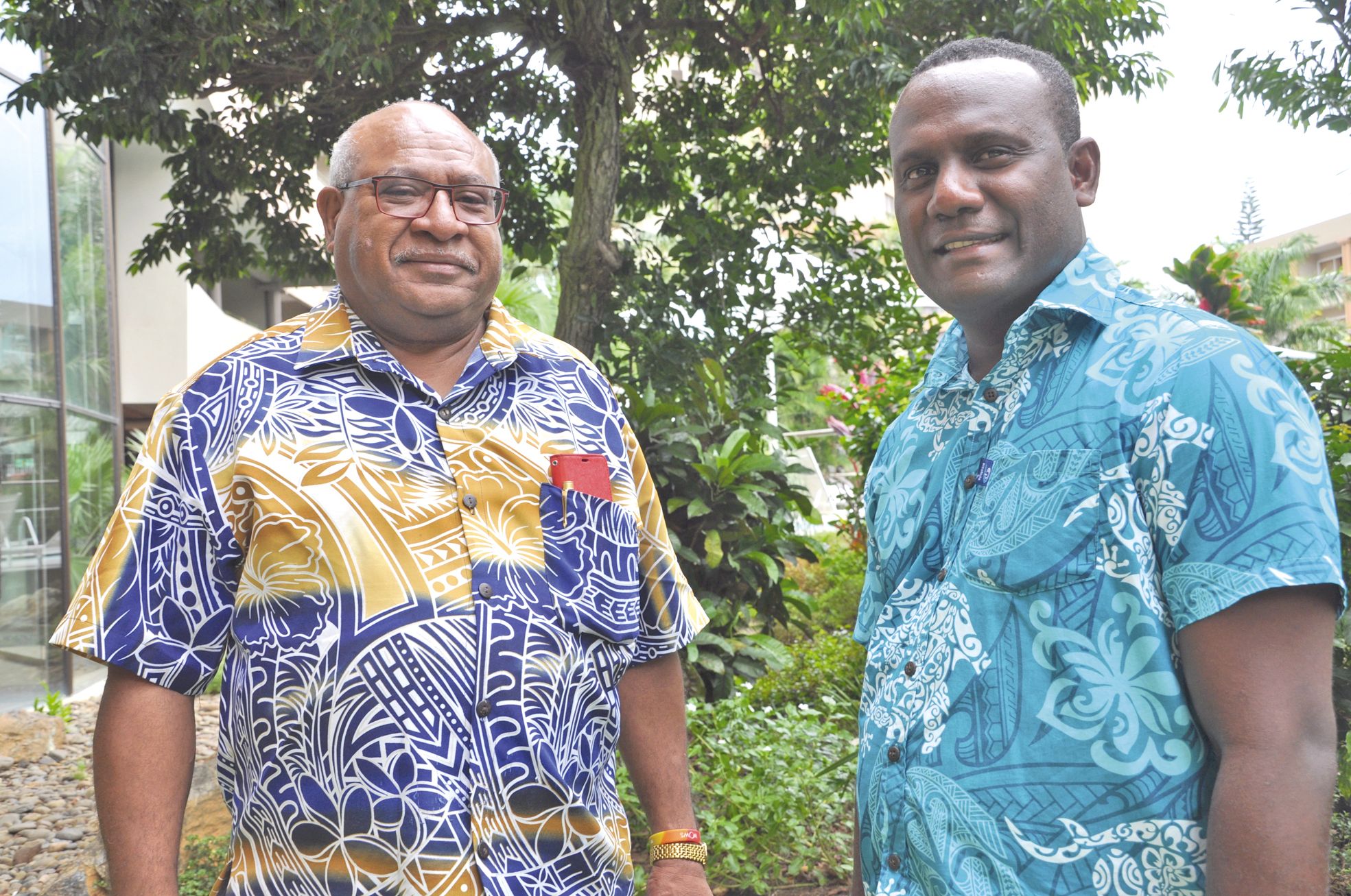 Peter Eafeare (à gauche), actuel directeur général adjoint du GFLM, accompagné du Salomonais Ilan Kiloe, responsable des programmes politiques et sécurité du Groupe.