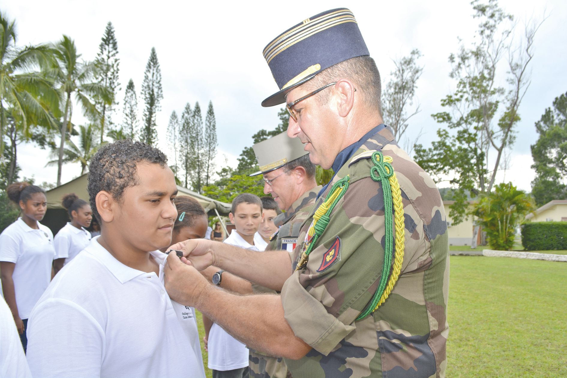 Au cours de la cérémonie, le général Marchand, mais aussi le lieutenant-colonel Van Den Borre, commandant du camp de Nandaï, et ses hommes, ont épinglé symboliquement au revers du polo des vingt-deux élèves de 3A labellisée classe défense et sécurité glob