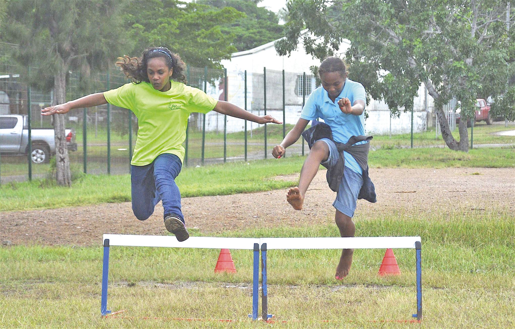 L’objectif de cette matinée était de présenter aux élèves les différentes activités  proposées par l’AS collège comme ici la course de haies, une des disciplines proposées en athlétisme, particulièrement prisée par les filles.