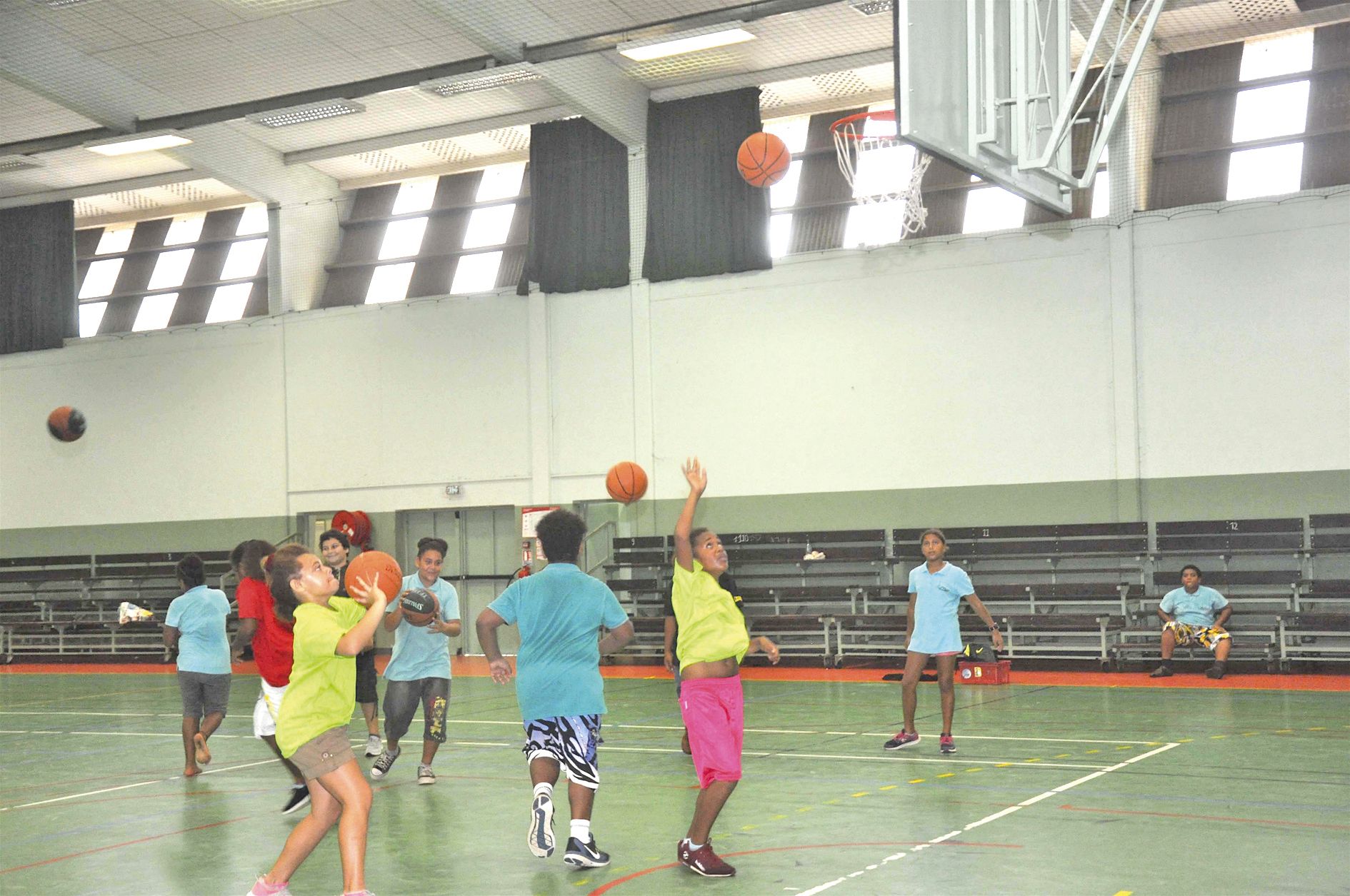 Le basket-ball a été proposé, dans la salle polyvalente, aux élèves des classes de 6e et de 5e. Les élèves étaient répartis en équipes de quatre joueurs.