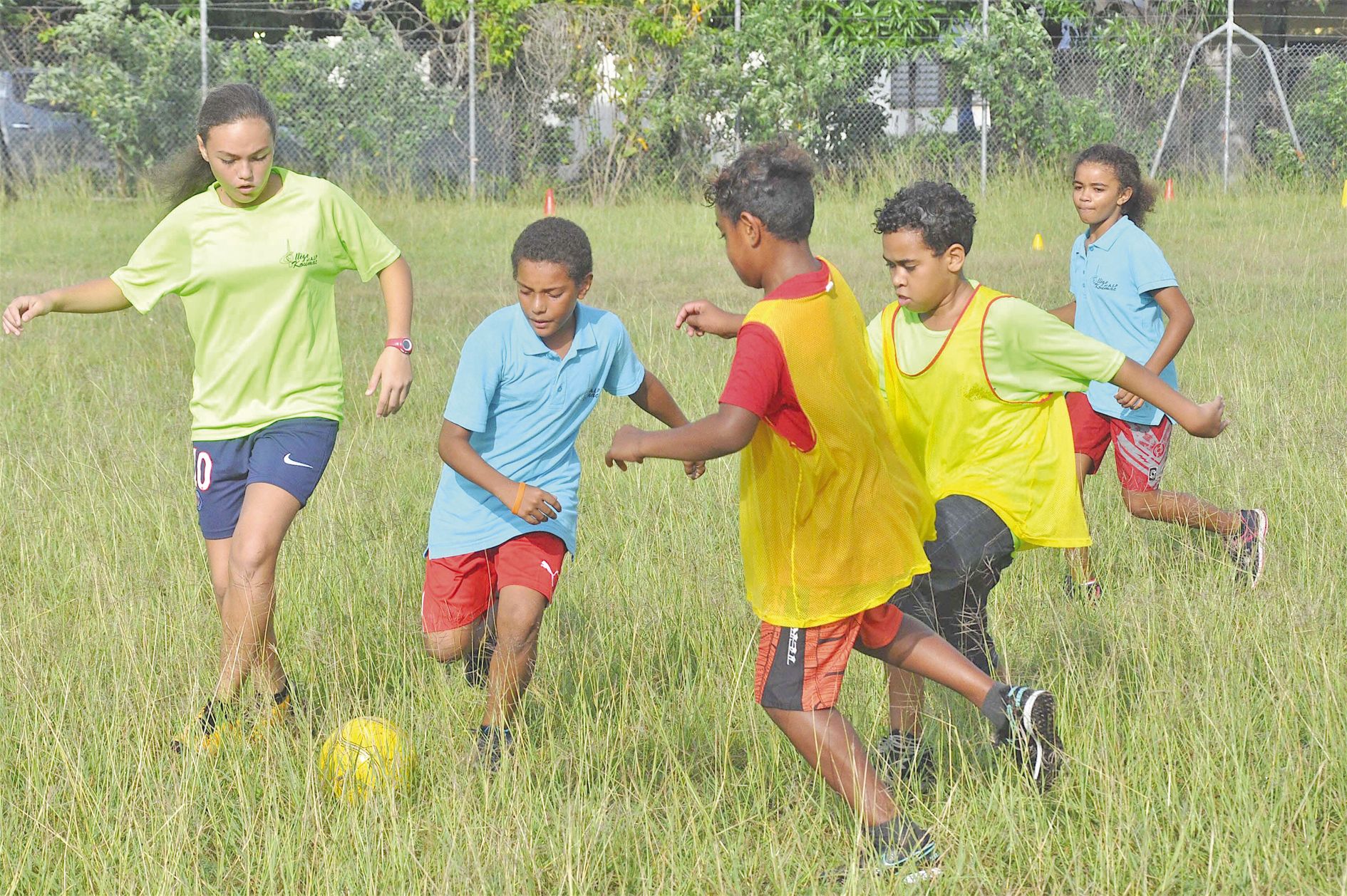 Les activités en extérieur ont été quelque peu chahutées par la pluie, ce qui n’a pas découragé outre mesure les  participants. Comme ici en football où les élèves ont évolué par équipes de cinq.