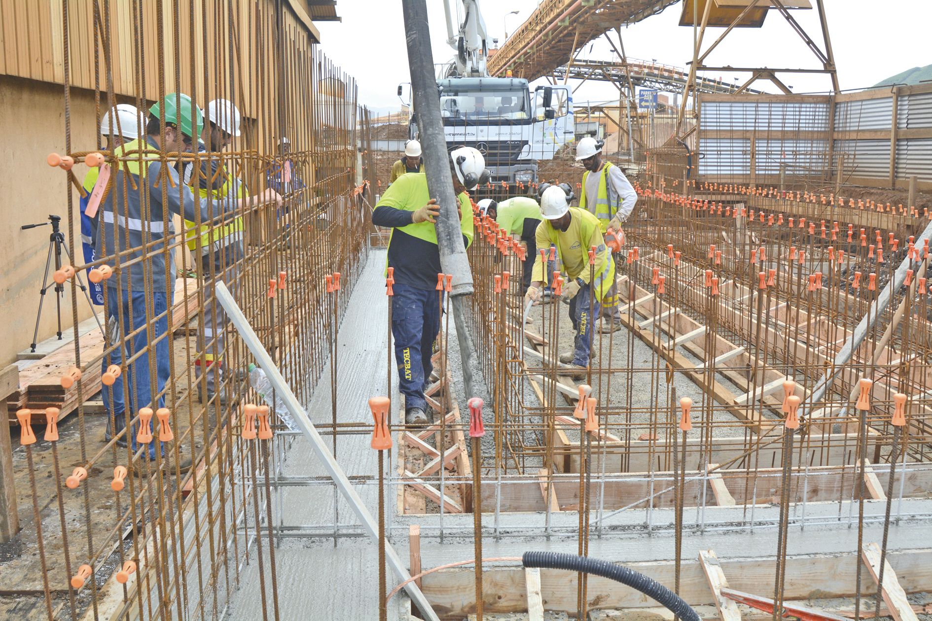 En juin dernier, une salle électrique a été construite à Doniambo en utilisant un béton dont le sable a été remplacé par de la scorie.