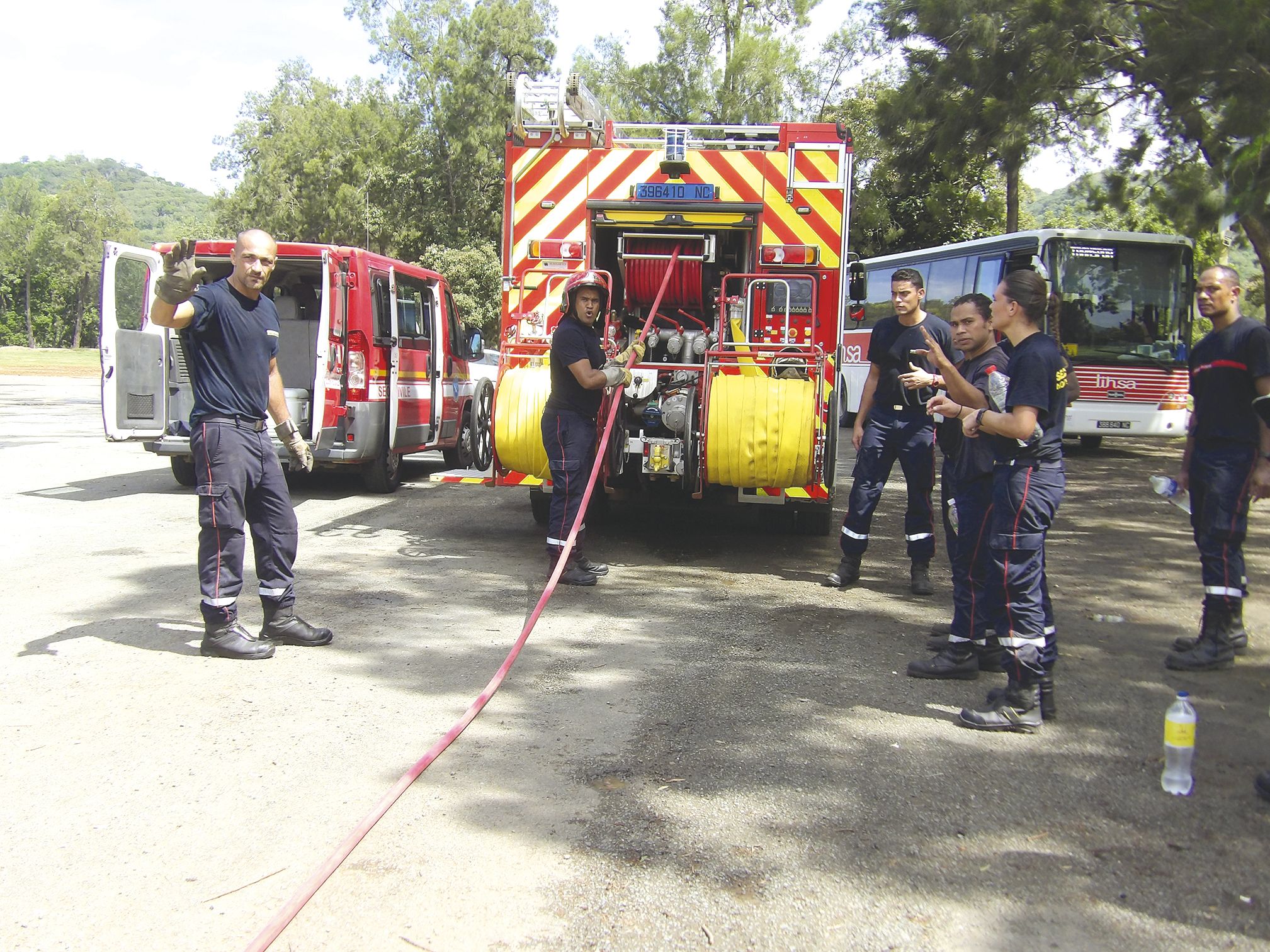 Les pompiers de la Sécurité civile ont présenté aux élèves un exercice incendie grandeur nature sur le parking du parc.
