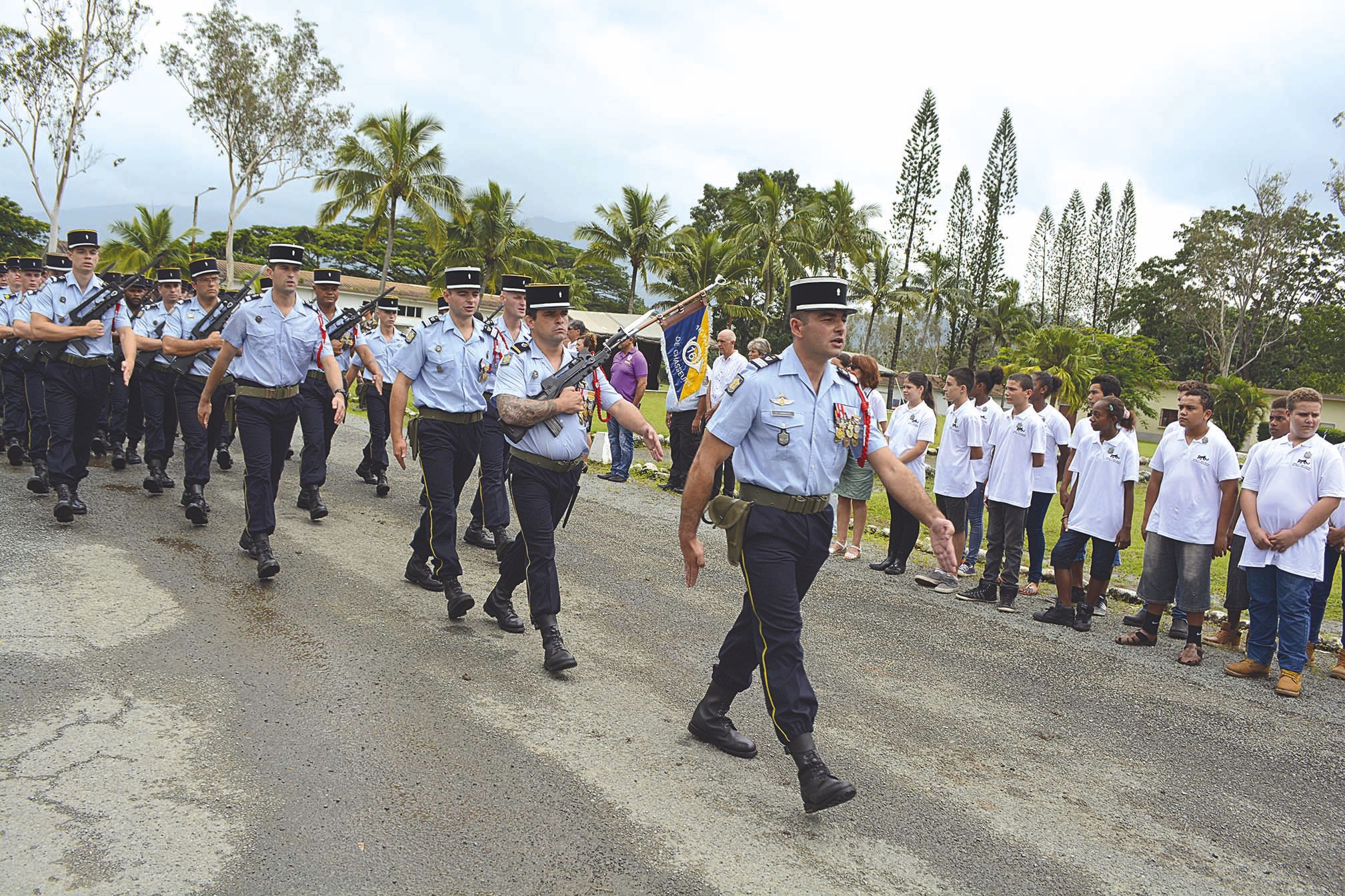 Avant d’aller à la rencontre de la classe défense et sécurité globales du collège Louis-Léopold-Djiet, le général a assisté au défilé des militaires du 16e bataillon de chasseurs alpins emmené par le capitaine Lambert (à la tête du défilé). Cette compagni