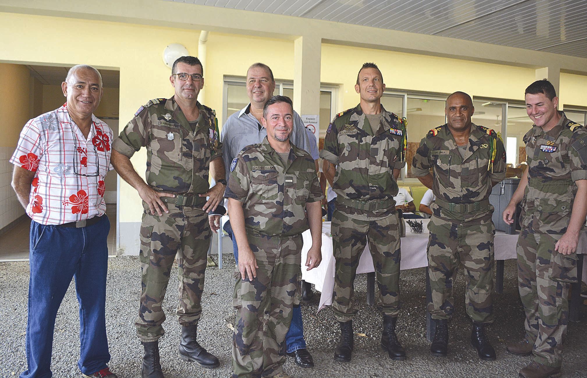 En plus de la visite des bâtiments et des sites stratégiques du camp de Nandaï, rénovés ou en cours de rénovation, le général a pris le temps de rencontrer les civils qui œuvrent  à la tête des cuisines du camp de Nandaï.