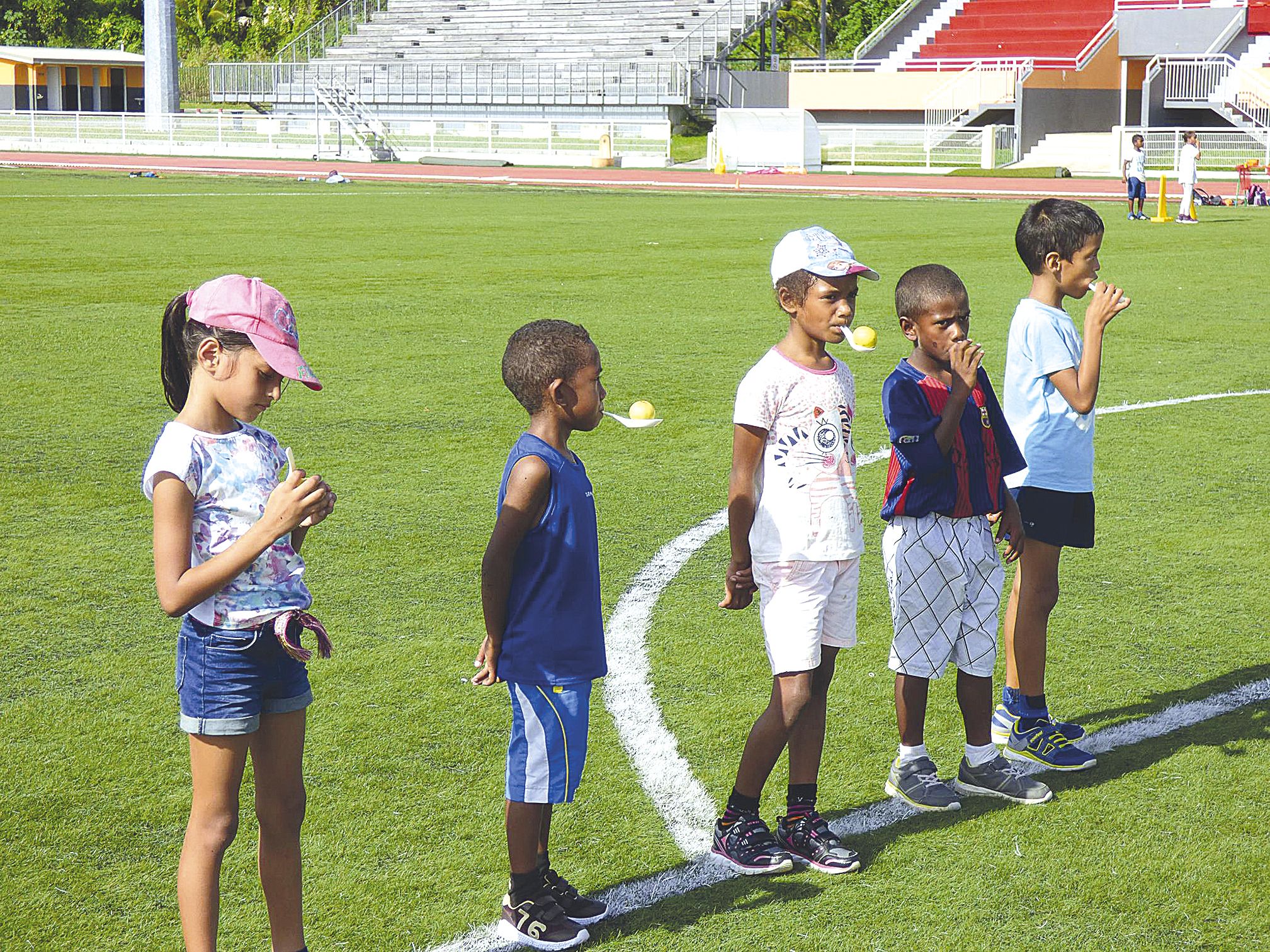 Il n’y avait pas que des disciplines sportives classiques jeudi, comme ici cette « course au citron ». Le goût de l’effort, le dépassement de soi, l’excellence, l’amitié, la solidarité et le respect sont autant de valeurs rappelées au cours de la journée 
