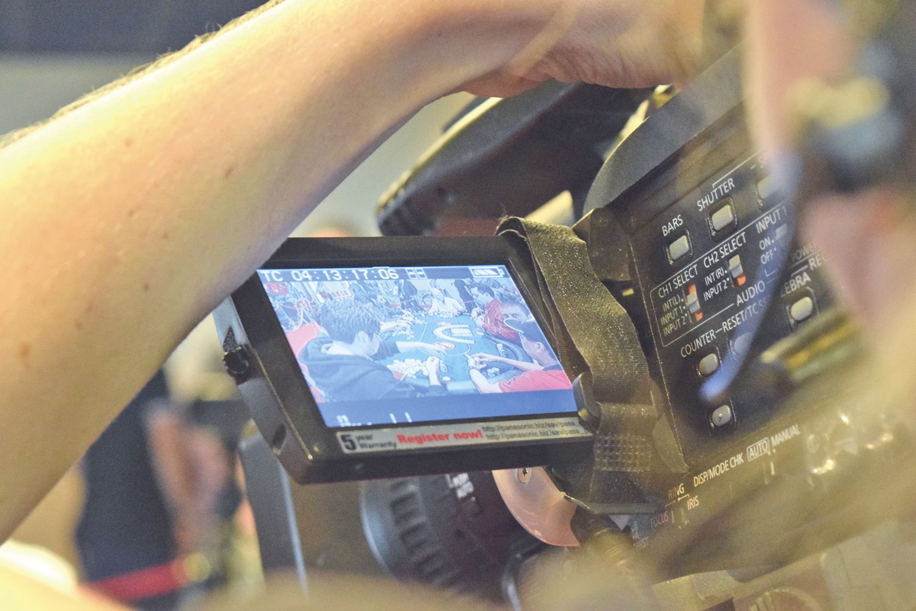 Encerclés par trois cameramans, les joueurs peuvent  difficilement cacher leurs mains. Comme chaque année, la finale pouvait être suivie en direct sur le site des Nouvelles calédoniennes. 
