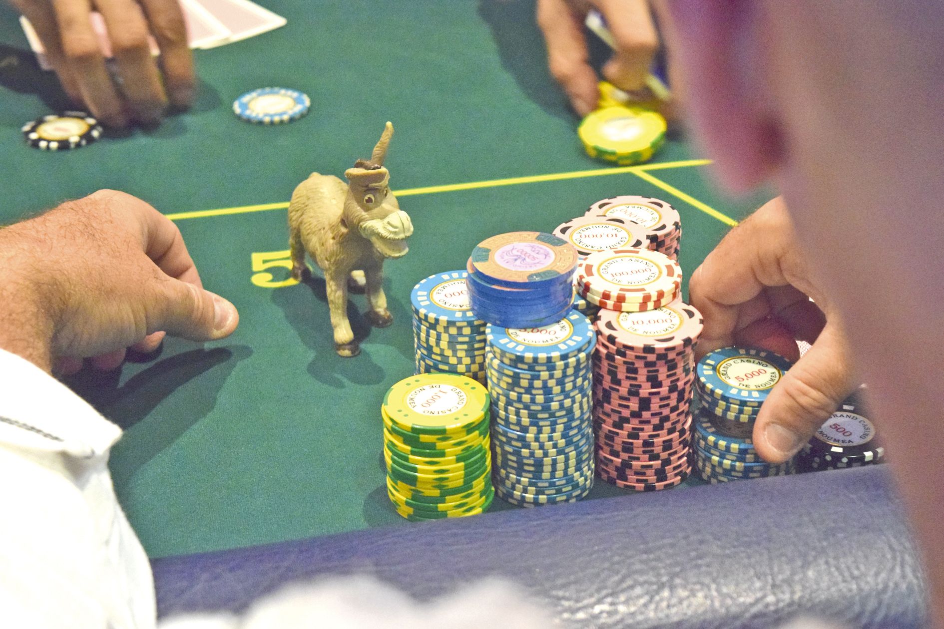 Le NCPO, c’est aussi des parties de cash game avec des grosses caves qui commencent à 200 000 francs. A ce jeu-là, le Slovène Casey Kastle était probablement le plus fort. Ou le plus riche : environ 1,5 million de chips. Son petit âne porte-bonheur y est 