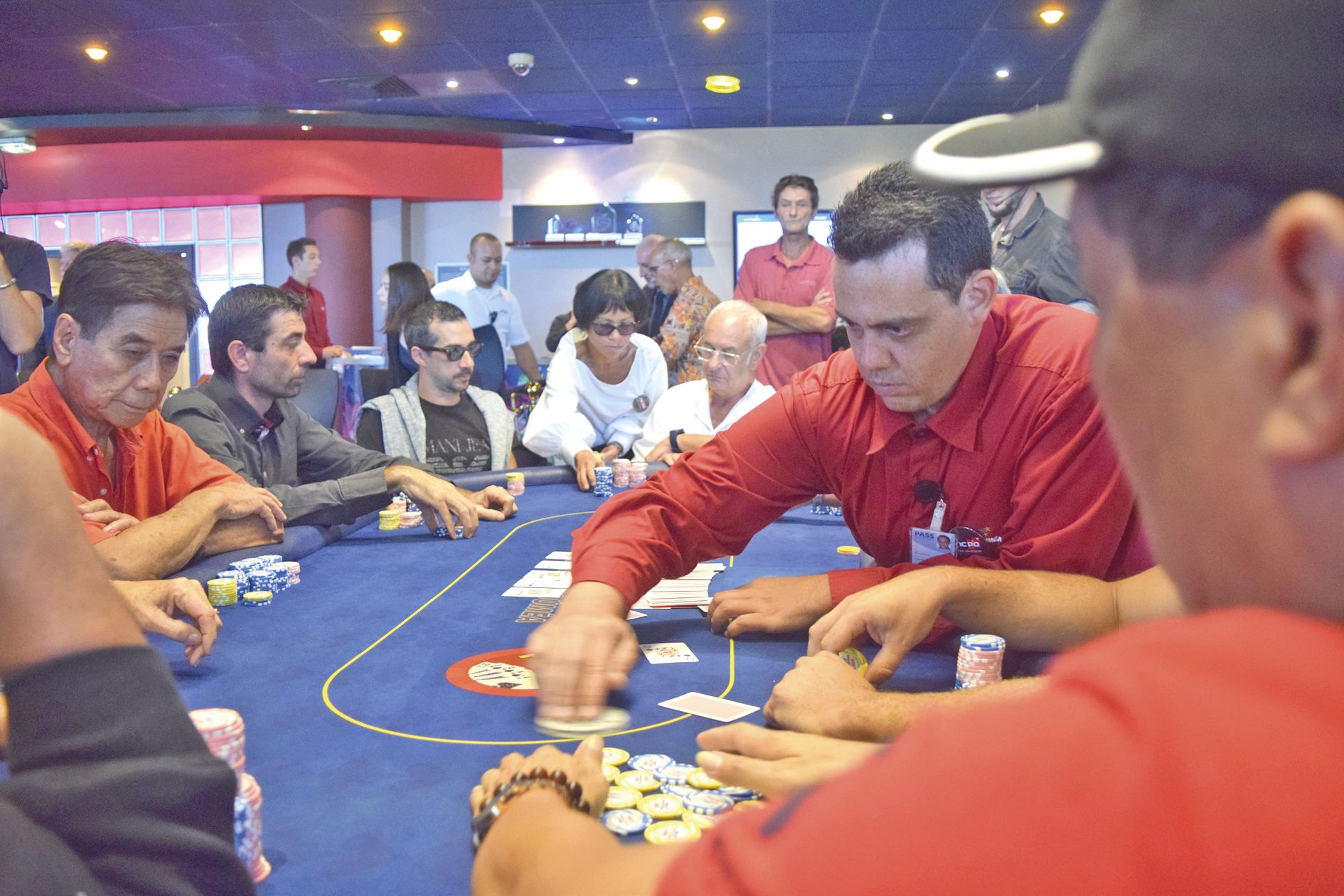 Lorsque 16 heures ont sonné samedi, les neuf finalistes ont pris place autour de la table reine pour une partie qui a duré jusqu’à 2 heures du matin. Les téléphones sont interdits une fois que les mains sont distribuées. Interdiction également pour les Ca