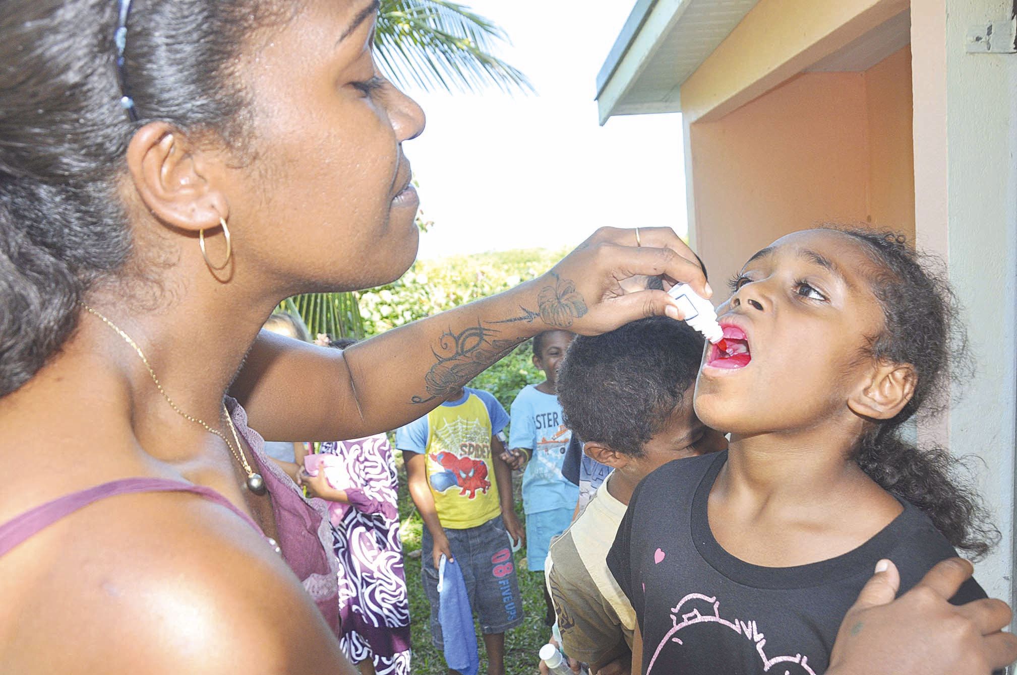 Les éducateurs sanitaires ont proposé aux enfants un test destiné à déceler la présence de plaques dentaires. Les intervenants ont déposé une goutte d’un produit sur la langue des enfants. Ces derniers devaient ensuite le passer sur leurs dents, afin de c