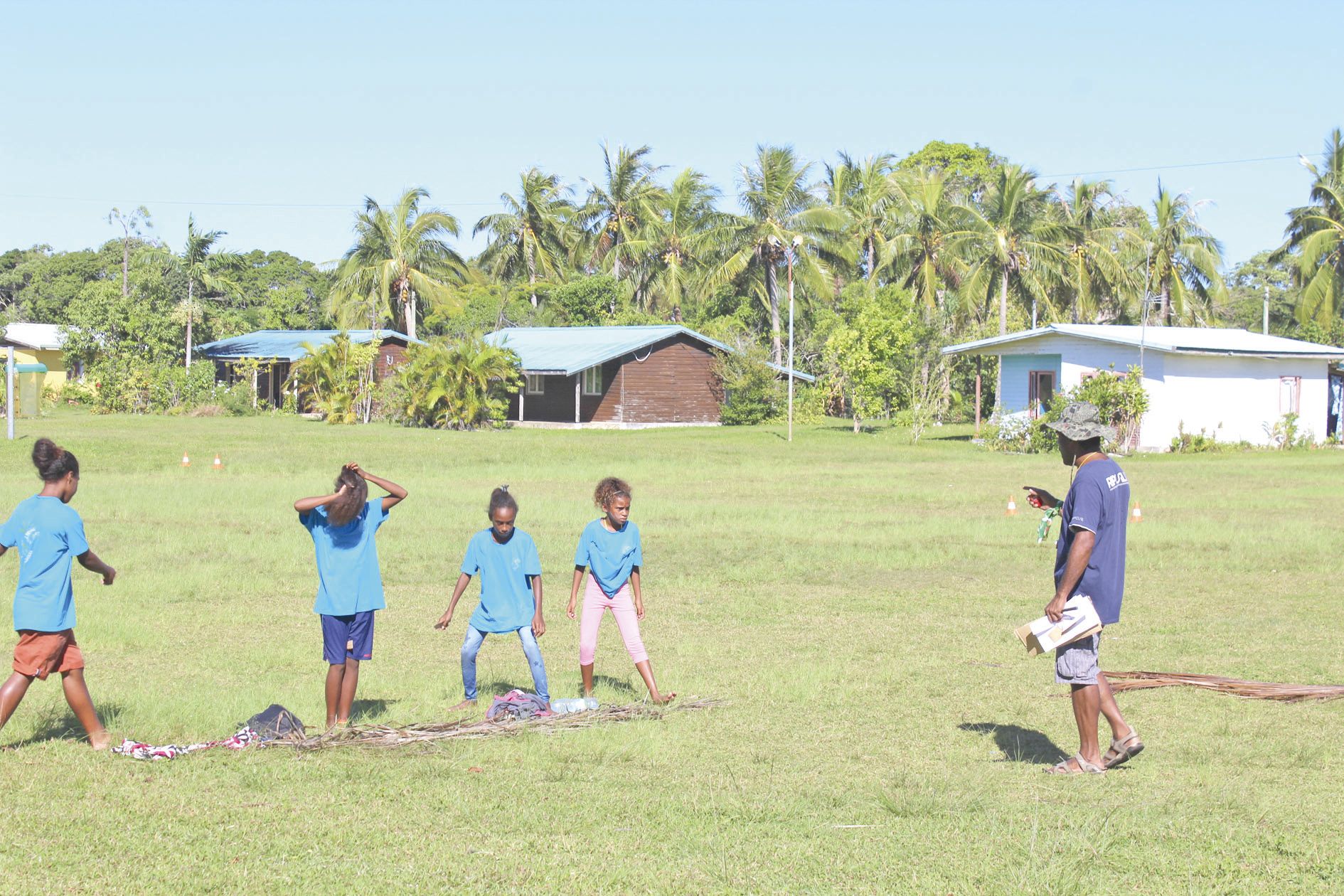 Pendant la matinée, sept disciplines ont été disputées, comme ici le jeu de drapeau. Comme l’a annoncé le président du comité organisateur, « nous allons bien nous amuser, avec toutes les valeurs du bon citoyen ».