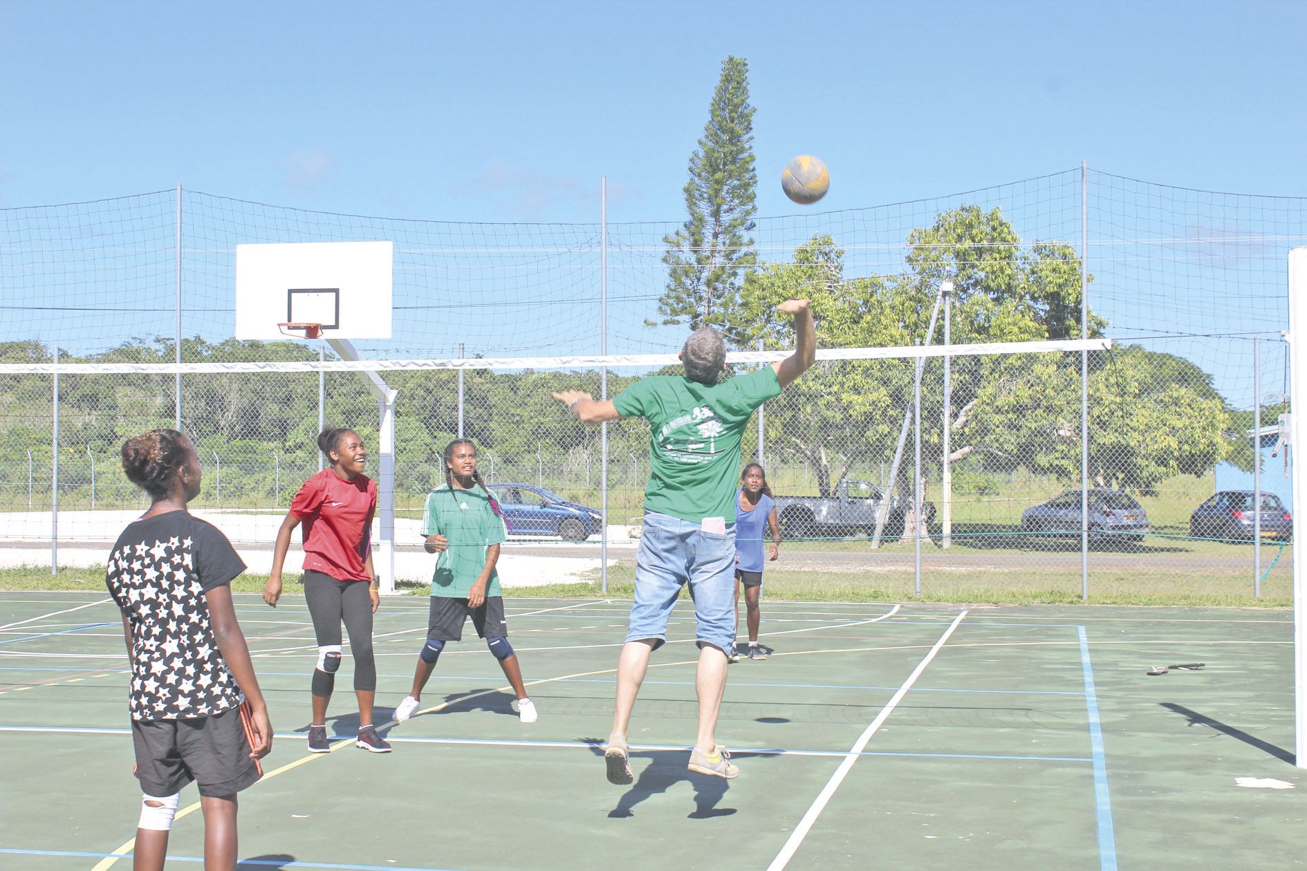 Le professeur de français a montré ses qualités de volleyeur devant les élèves. Cette manifestation a permis de mieux se connaître. Les parents n’ont pas regretté leur déplacement, car ils ont connu les membres du personnel de l’établissement dans un autr