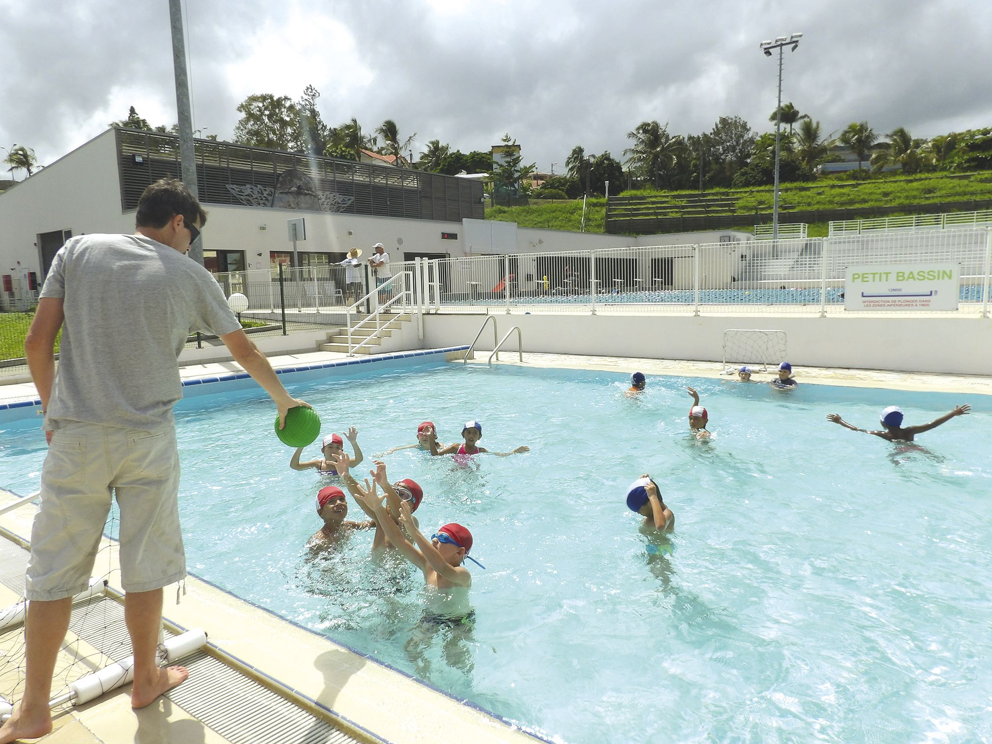Dans le bassin d’apprentissage, des parties de water-polo et un petit tour de toboggan ont permis aux écoliers de patienter avant de participer au parcours aquatique.