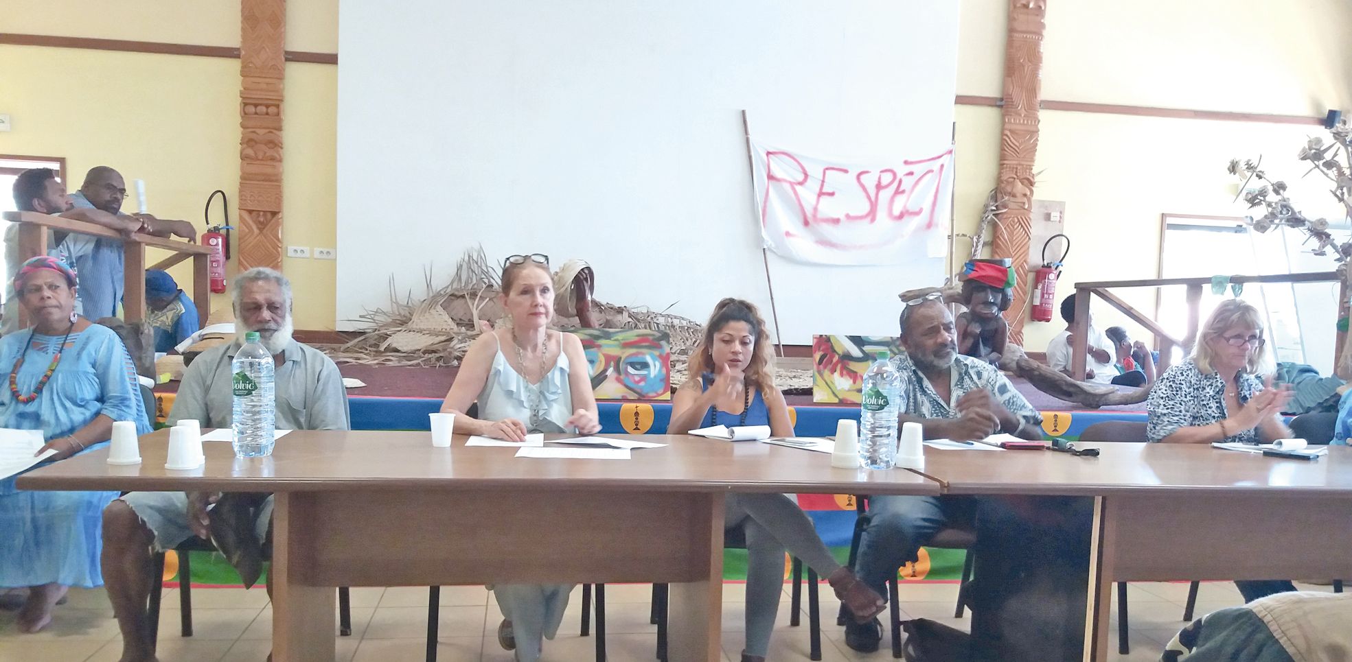 Les institutions étaient représentées par Nicole Robineau de la commission des femmes au Congrès, Georges Assao, président de l’aire Xârâcùù, Nadège Faivre, 3e vice-présidente de la province Nord. Fabio Jorédié, adjoint au maire de Canala, et Emile Néchér