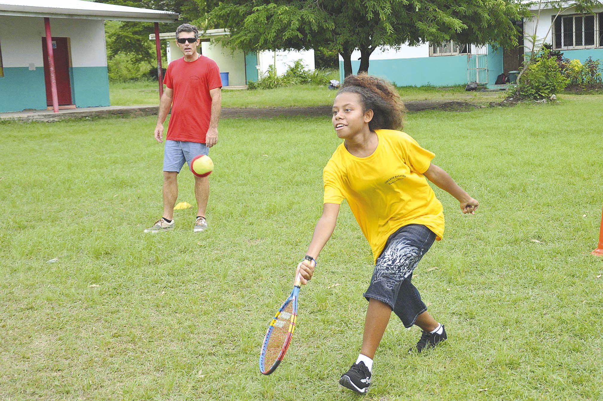 Avec le beach-tennis, les élèves ont découvert l’activité tennis hors des courts traditionnels. Ils ont appris la tenue et le bon usage de la raquette pour faire des échanges entre eux.