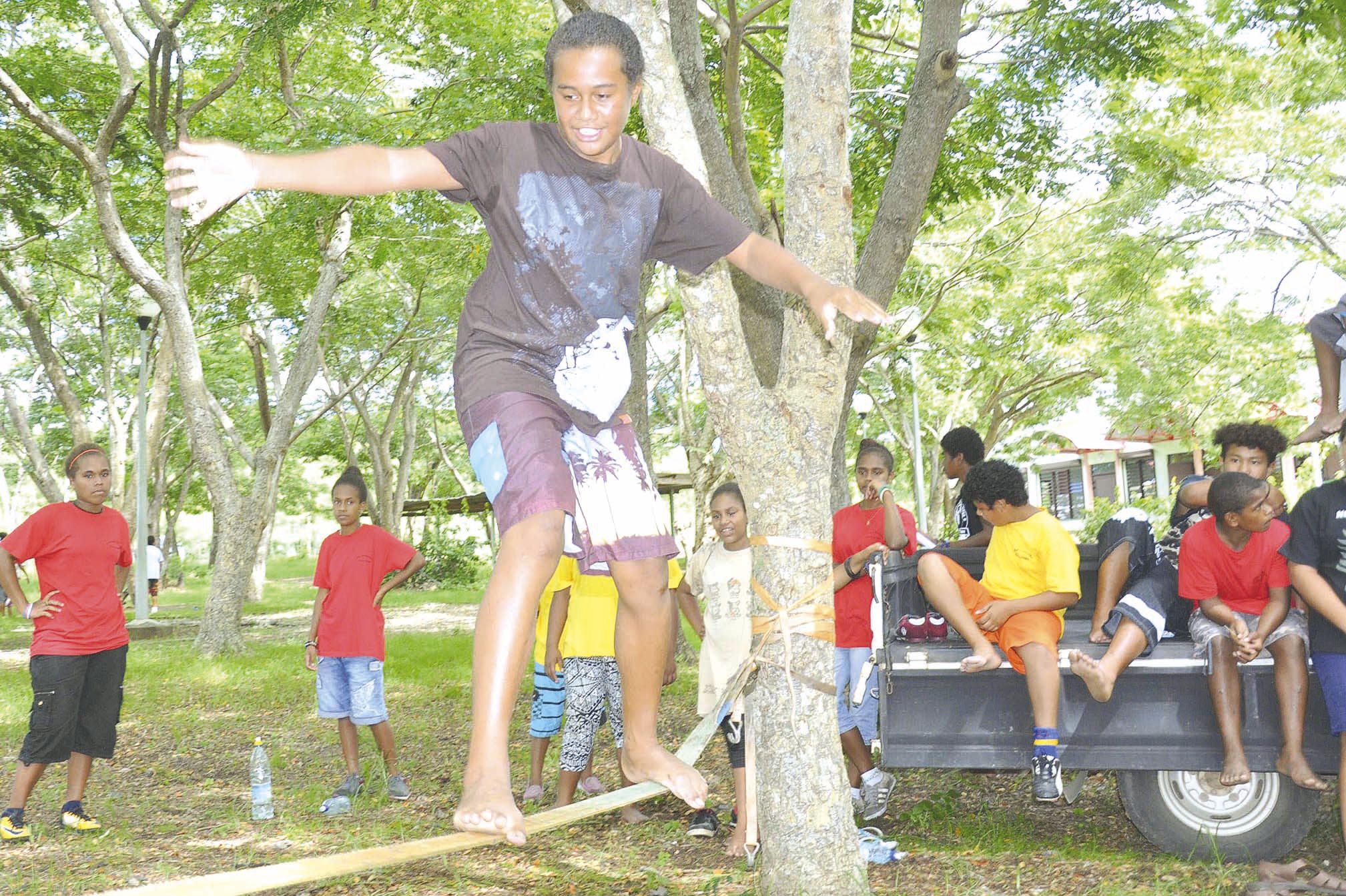 Cet atelier proposait aux élèves la découverte de la slackline, consistant à se déplacer sur une sangle tendue entre deux arbres.