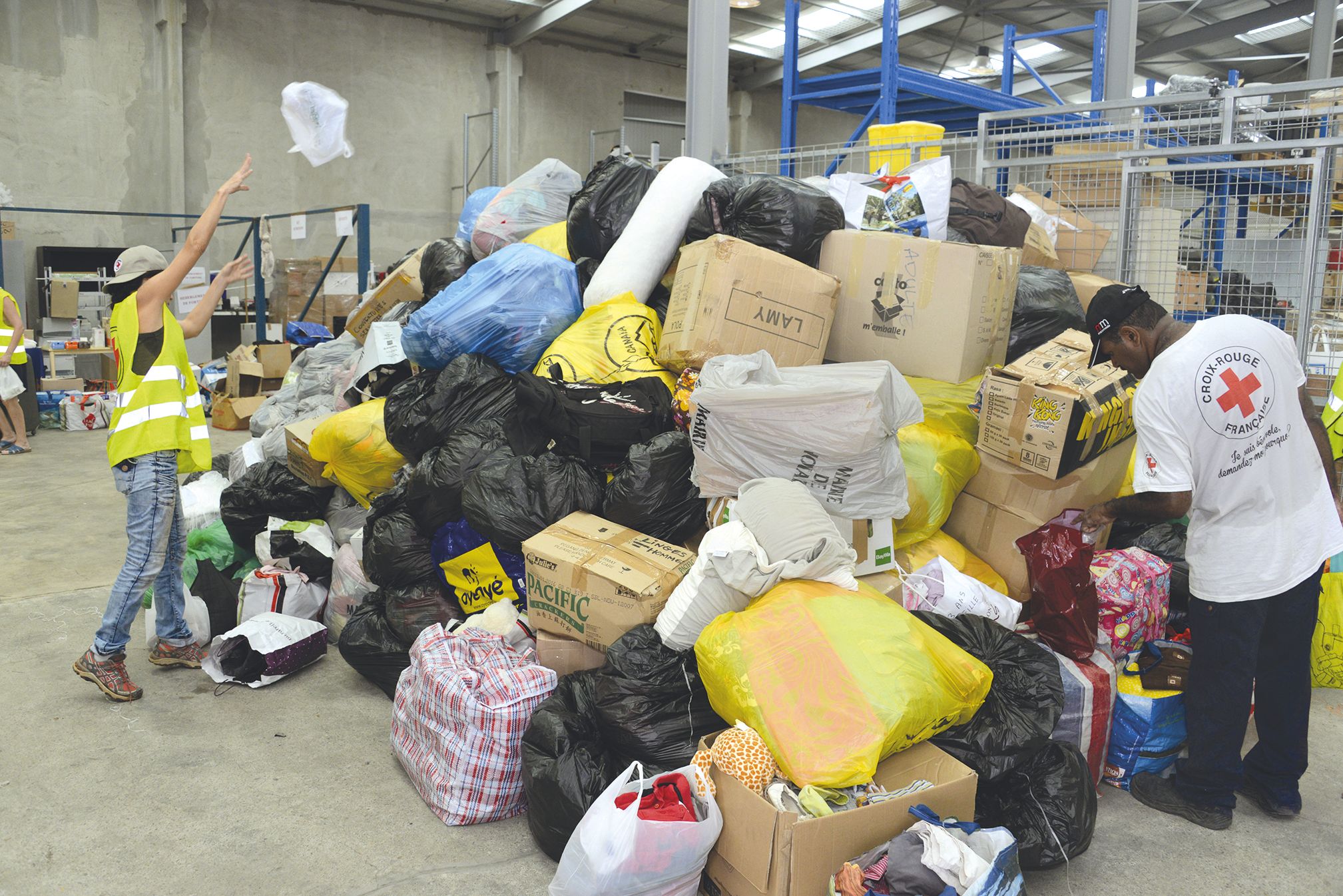 Trop abîmés, beaucoup de vêtements ne peuvent être vendus dans  les vestiboutiques.